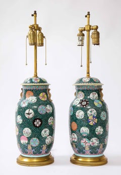 CIRCA 20. Jh. Chinesische Porzellanvasen zu Lampen gedreht mit französischen Ormolu-Fassungen