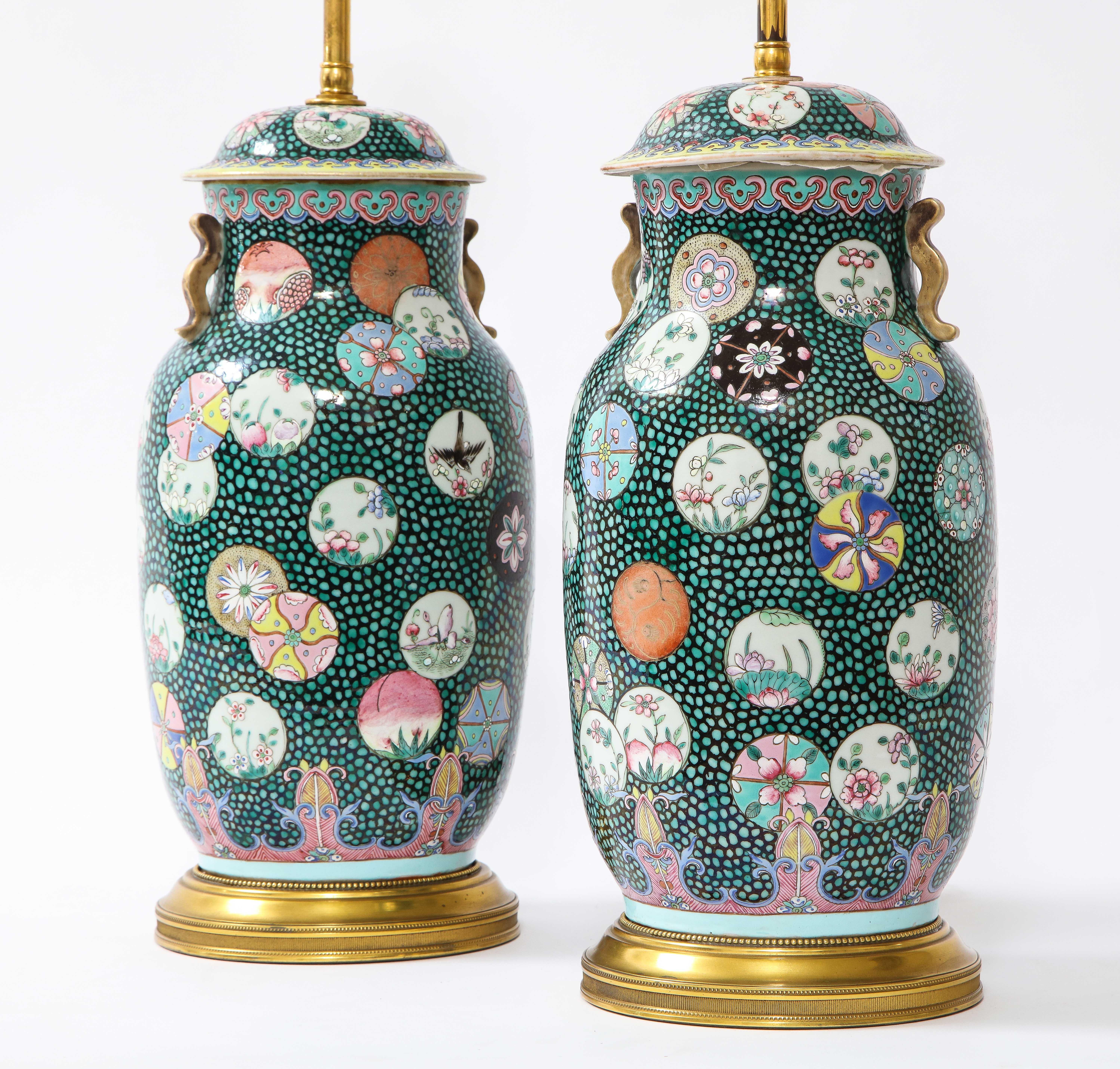 Qing Vasi di porcellana cinese del 20° secolo circa trasformati in lampade con montatura francese in ormolu in vendita