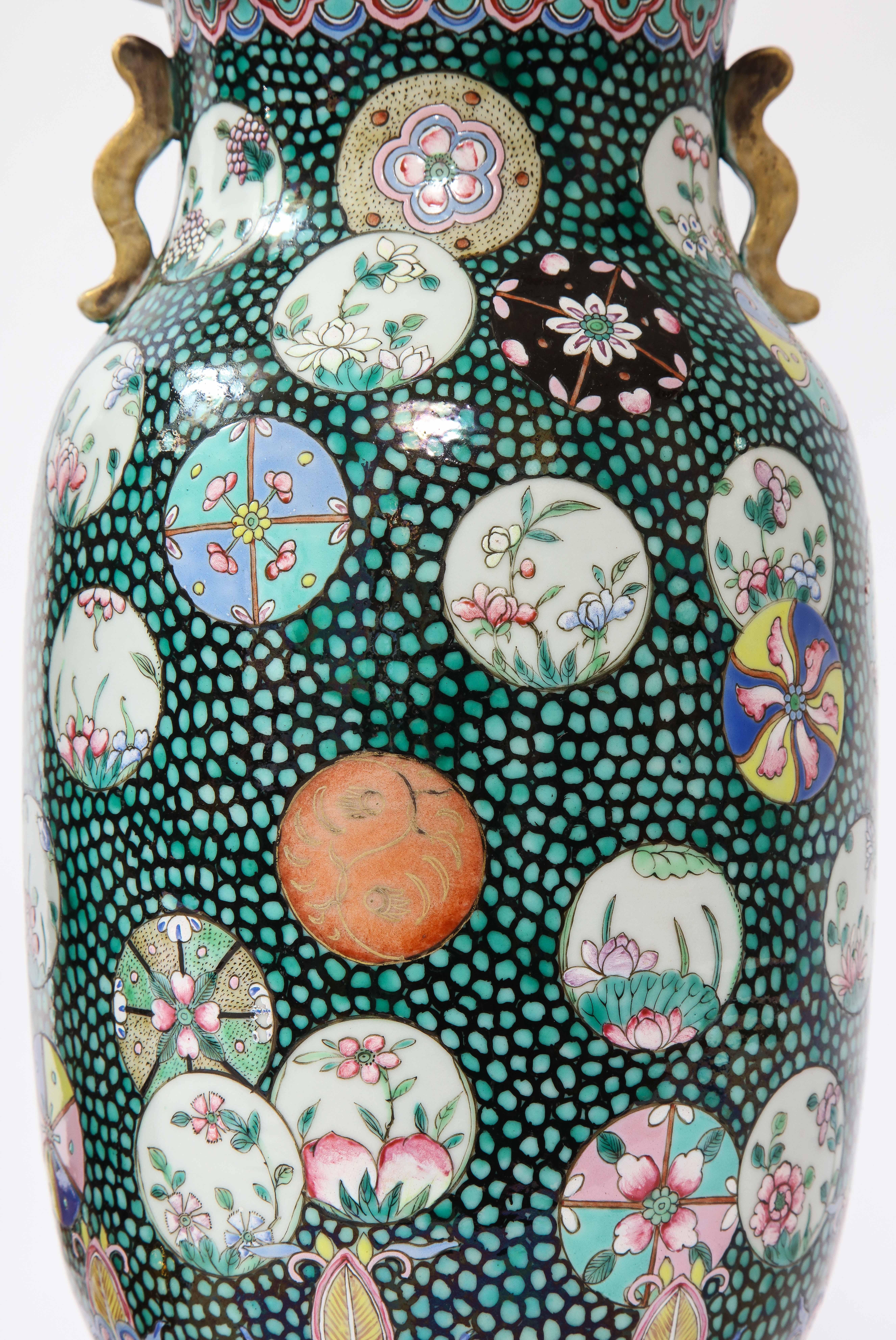 Porcellana Vasi di porcellana cinese del 20° secolo circa trasformati in lampade con montatura francese in ormolu in vendita