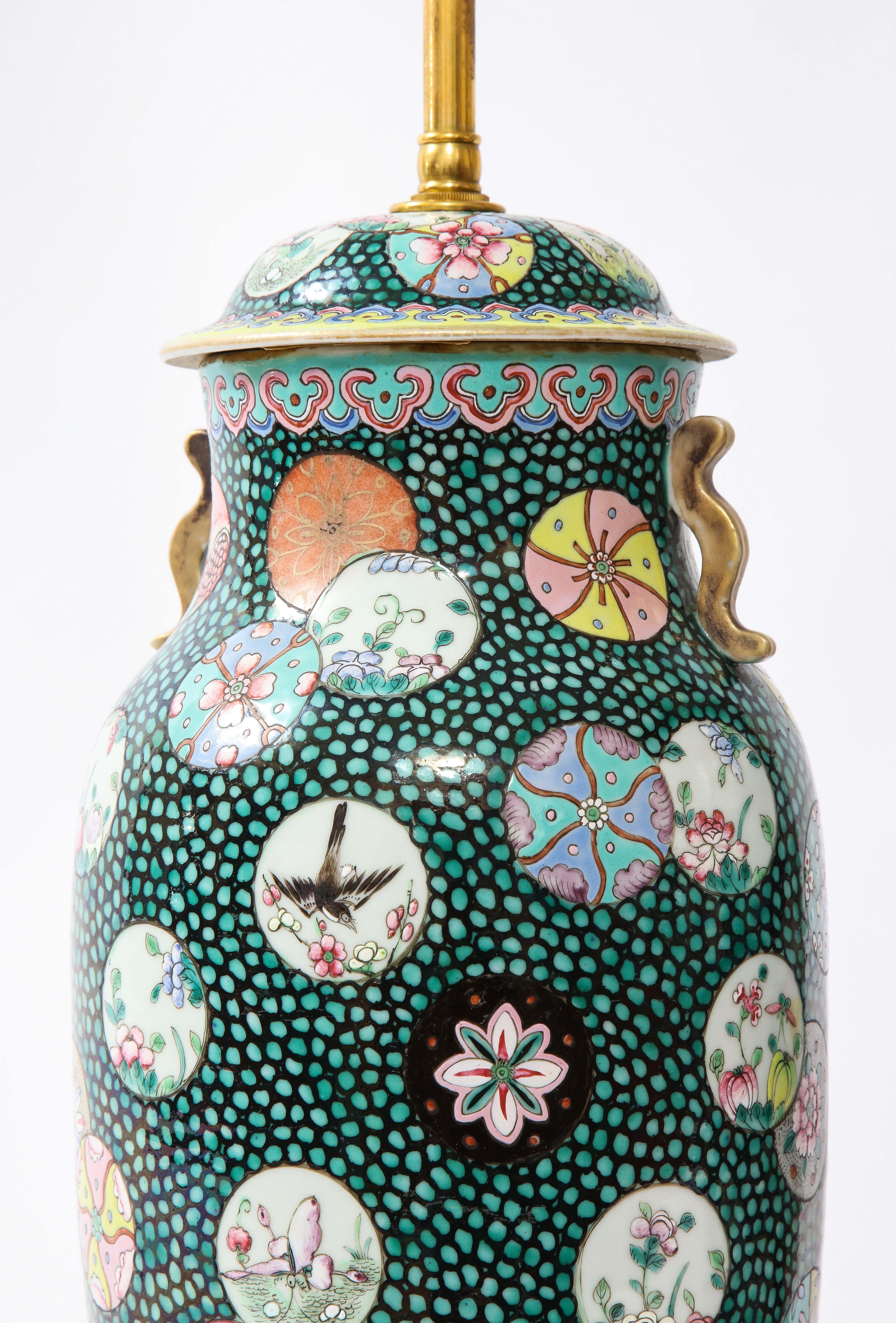 Vasi di porcellana cinese del 20° secolo circa trasformati in lampade con montatura francese in ormolu in vendita 1