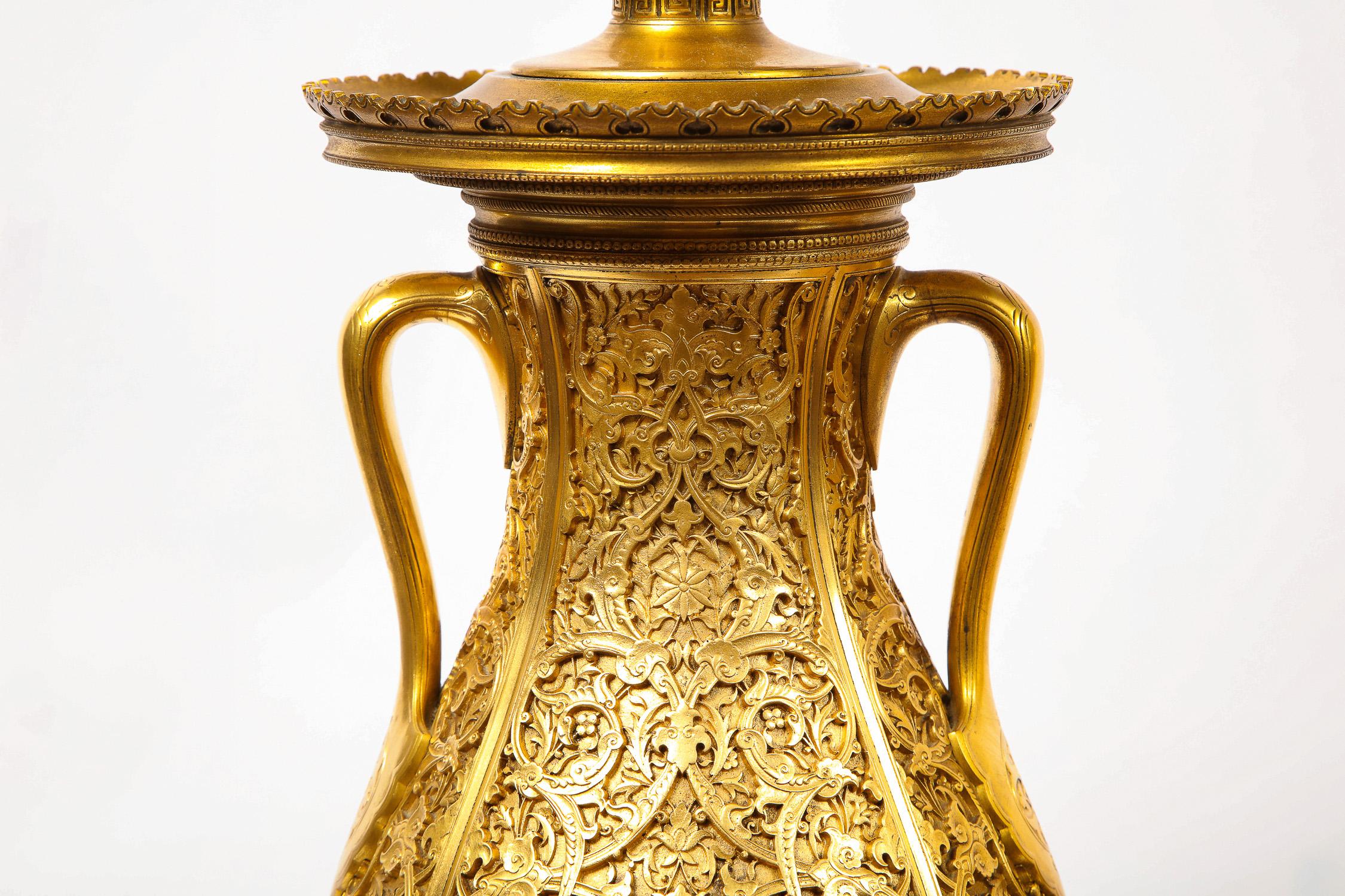 Paar französische Japonismus-Goldbronze-Vasen von E. Lièvre, ausgeführt von F. Barbedienne (Vergoldet) im Angebot