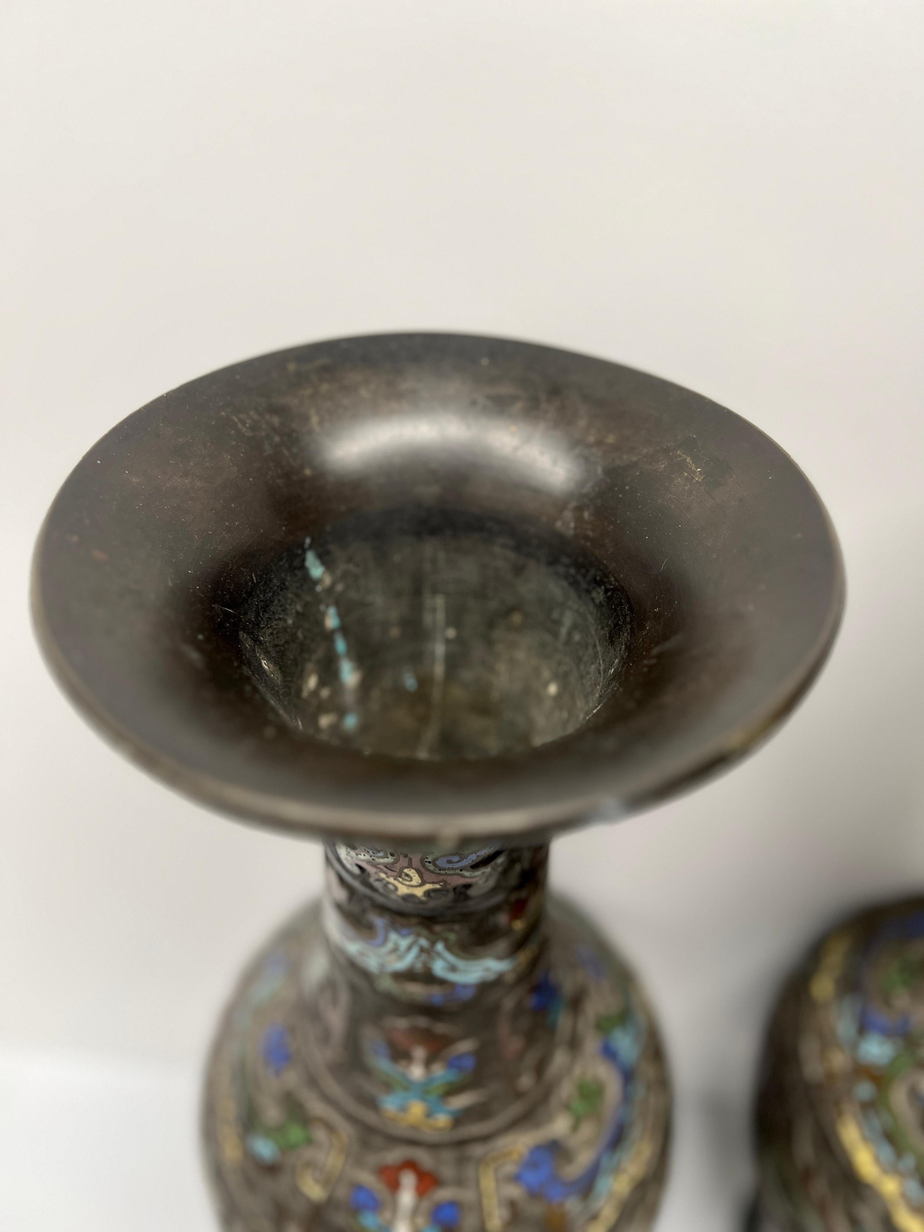 XIX secolo Pr. 19° C. Vasi giapponesi Meiji con inserti in bronzo firmati 21,25 in vendita