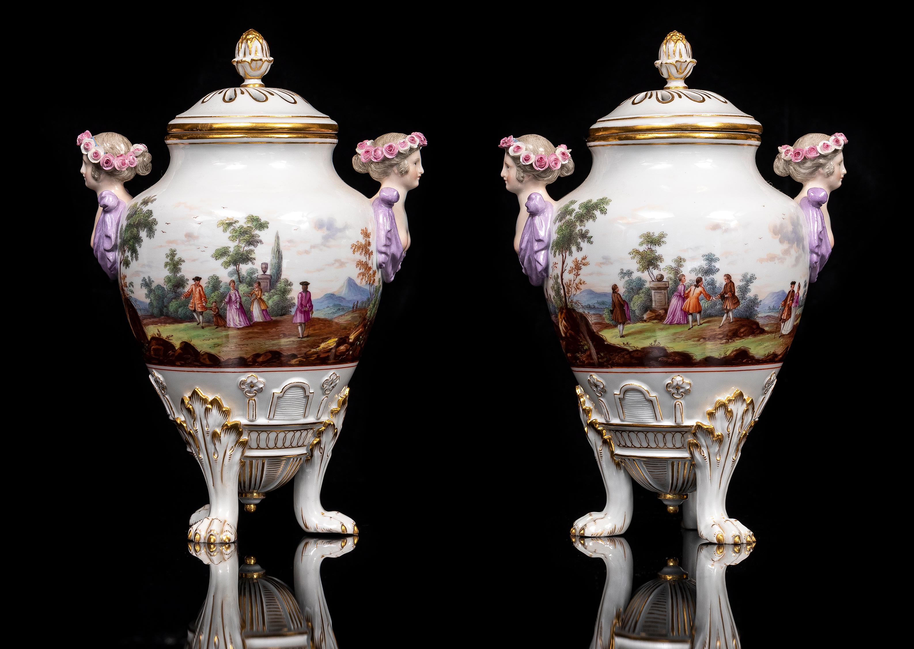 Rococò Pr. XIX C. vasi per potpourri coperti di porcellana di Meissen con manici di fanciulla figurati in vendita