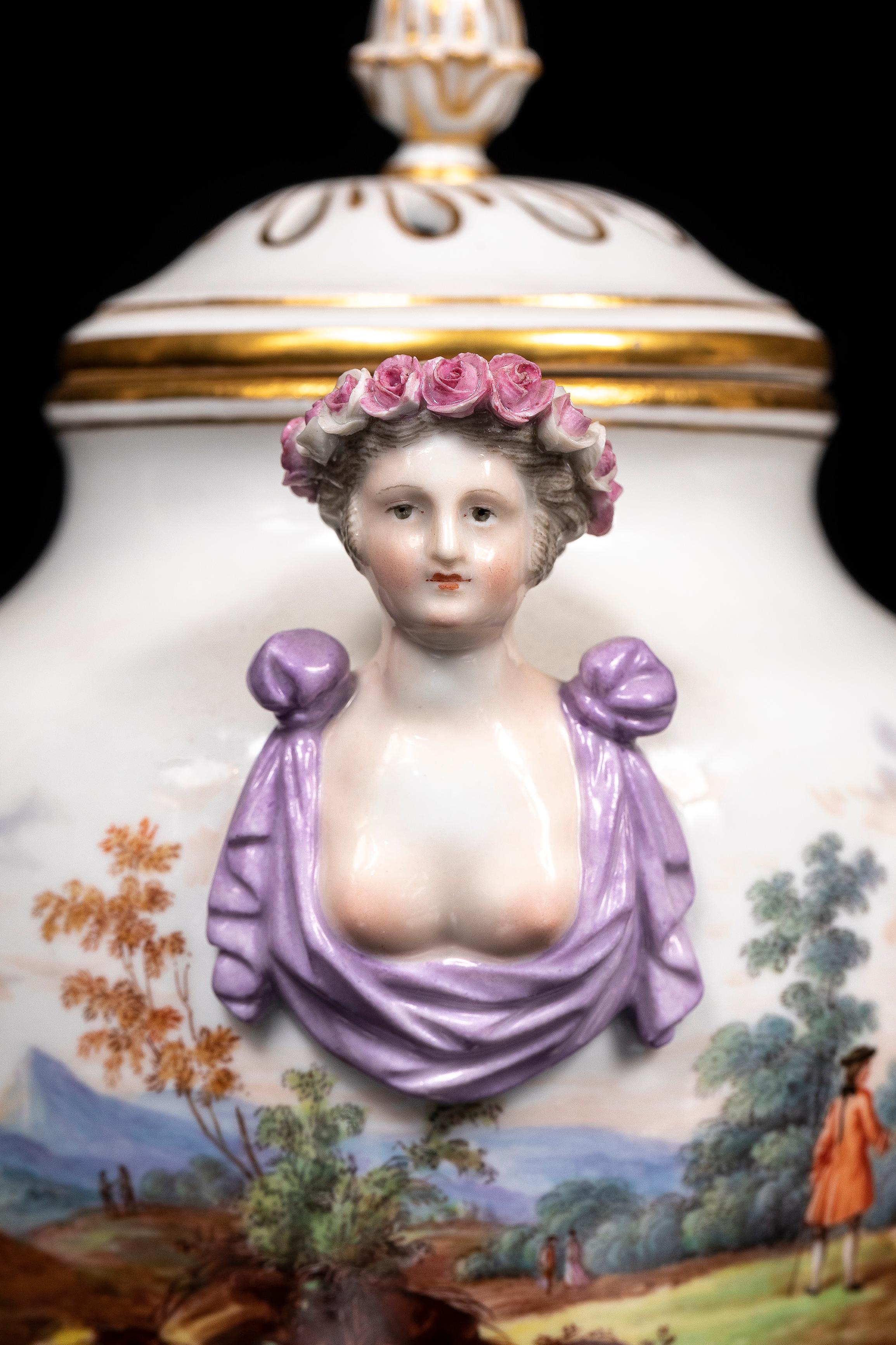 Metà XIX secolo Pr. XIX C. vasi per potpourri coperti di porcellana di Meissen con manici di fanciulla figurati in vendita