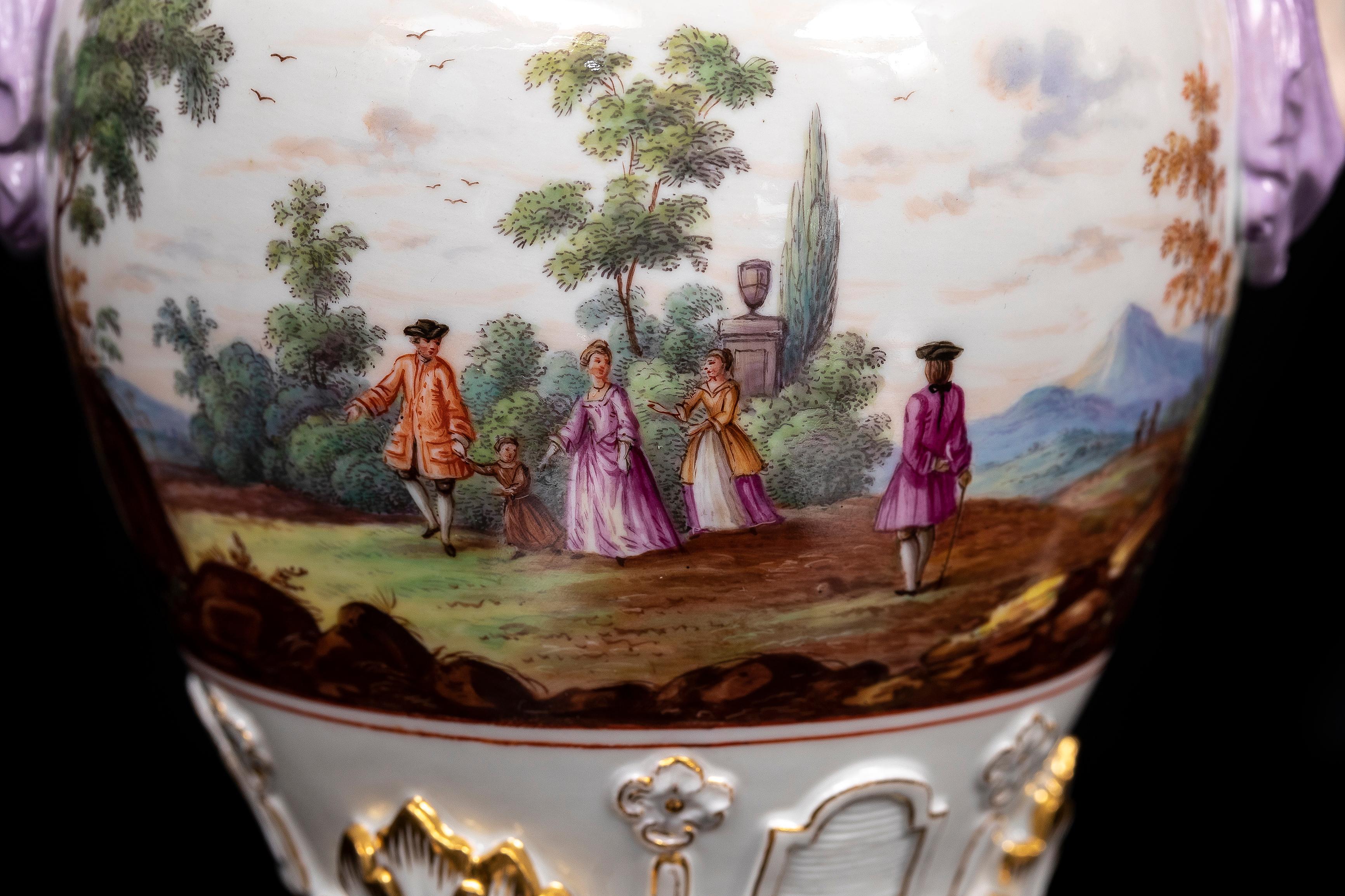 Porcellana Pr. XIX C. vasi per potpourri coperti di porcellana di Meissen con manici di fanciulla figurati in vendita