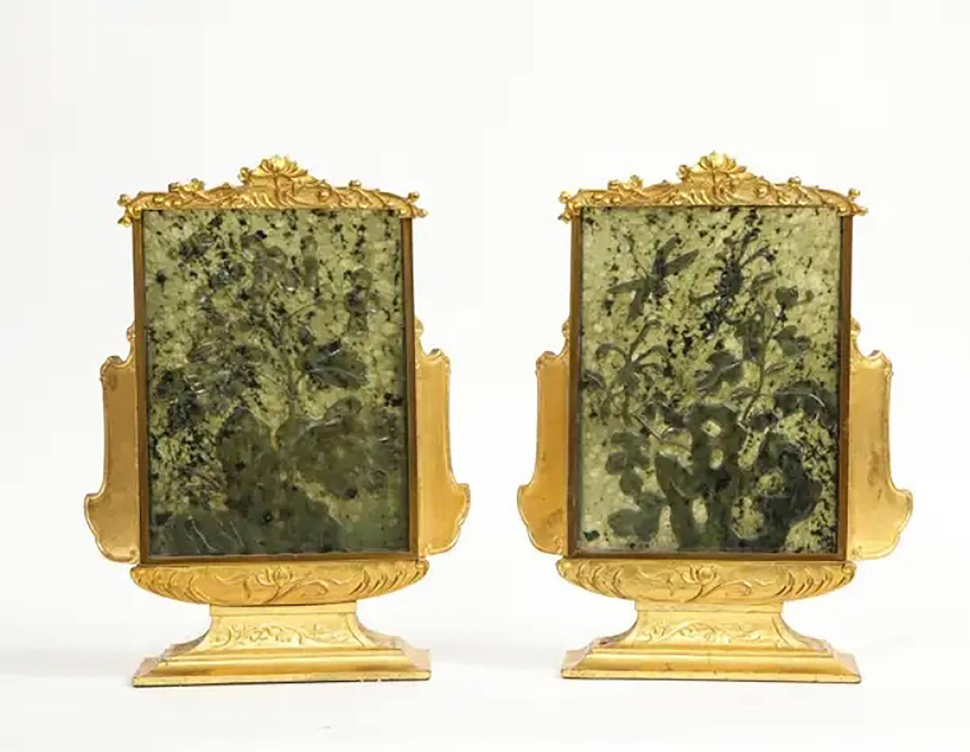 Increíble y raro par de placas chinas de jade verde del siglo XIX montadas en ormolu y madera dorada a modo de lámparas, atribuidas a Edward Farmer. Las monturas se fabricaron en Nueva York en el siglo XX y son una combinación de madera dorada y
