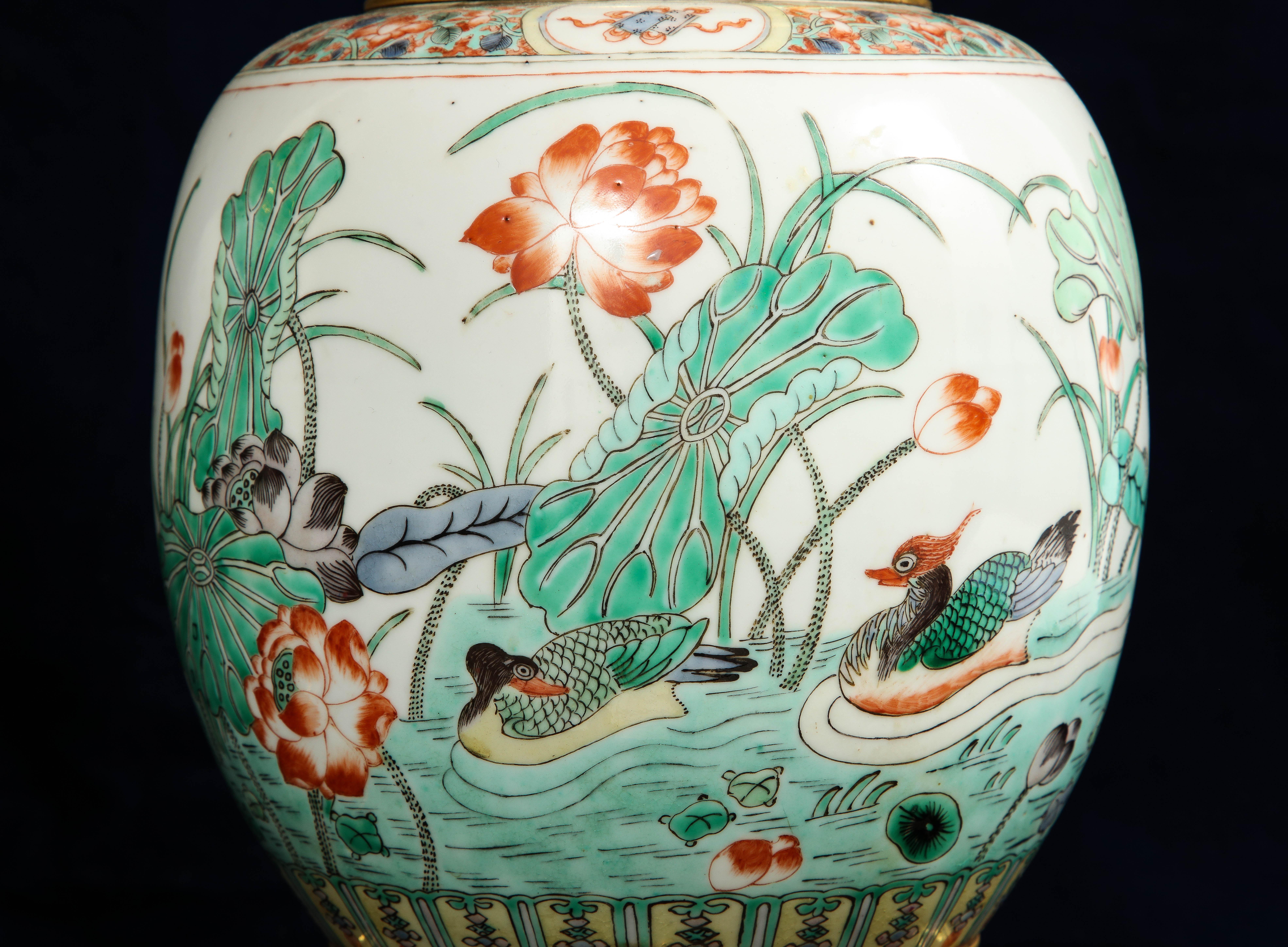 Paar chinesische Famille Verte-Porzellanvasen mit Ormolu-Montierung aus dem 19. Jahrhundert, die zu Lampen umfunktioniert wurden im Angebot 2