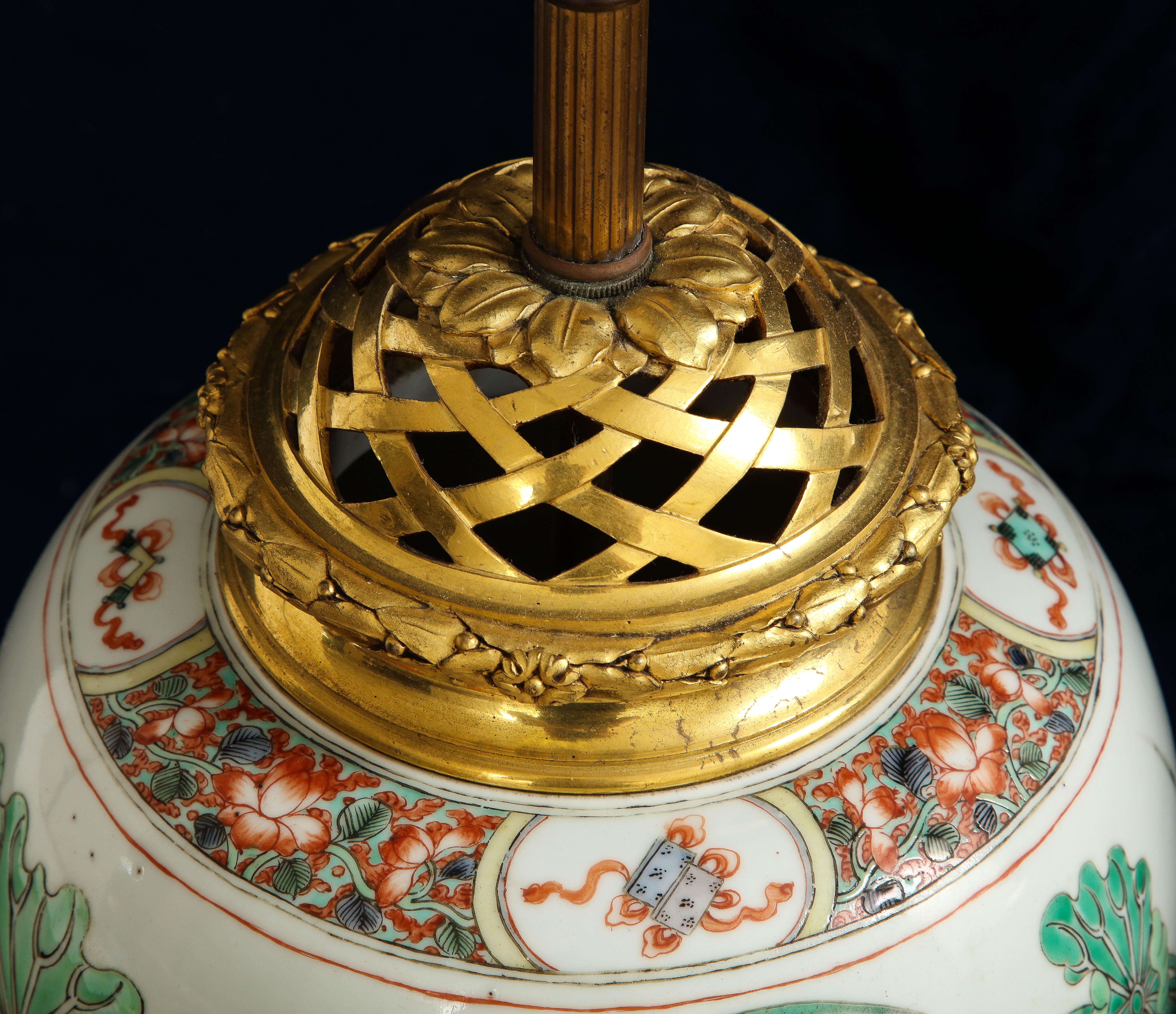 Paire de vases chinois Famille Verte en porcelaine du 19e siècle montés en bronze doré et transformés en lampes en vente 4