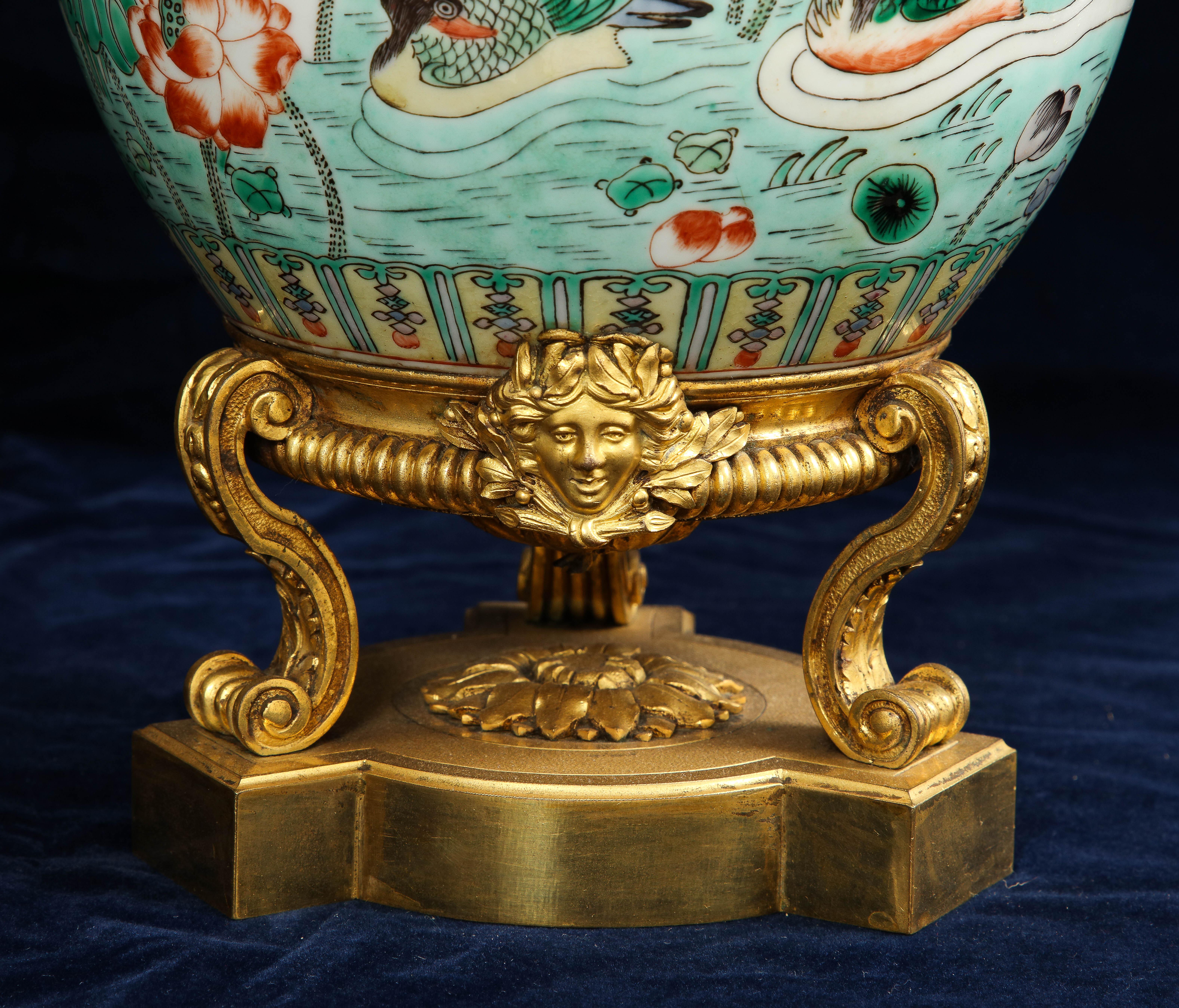 Paire de vases chinois Famille Verte en porcelaine du 19e siècle montés en bronze doré et transformés en lampes en vente 5