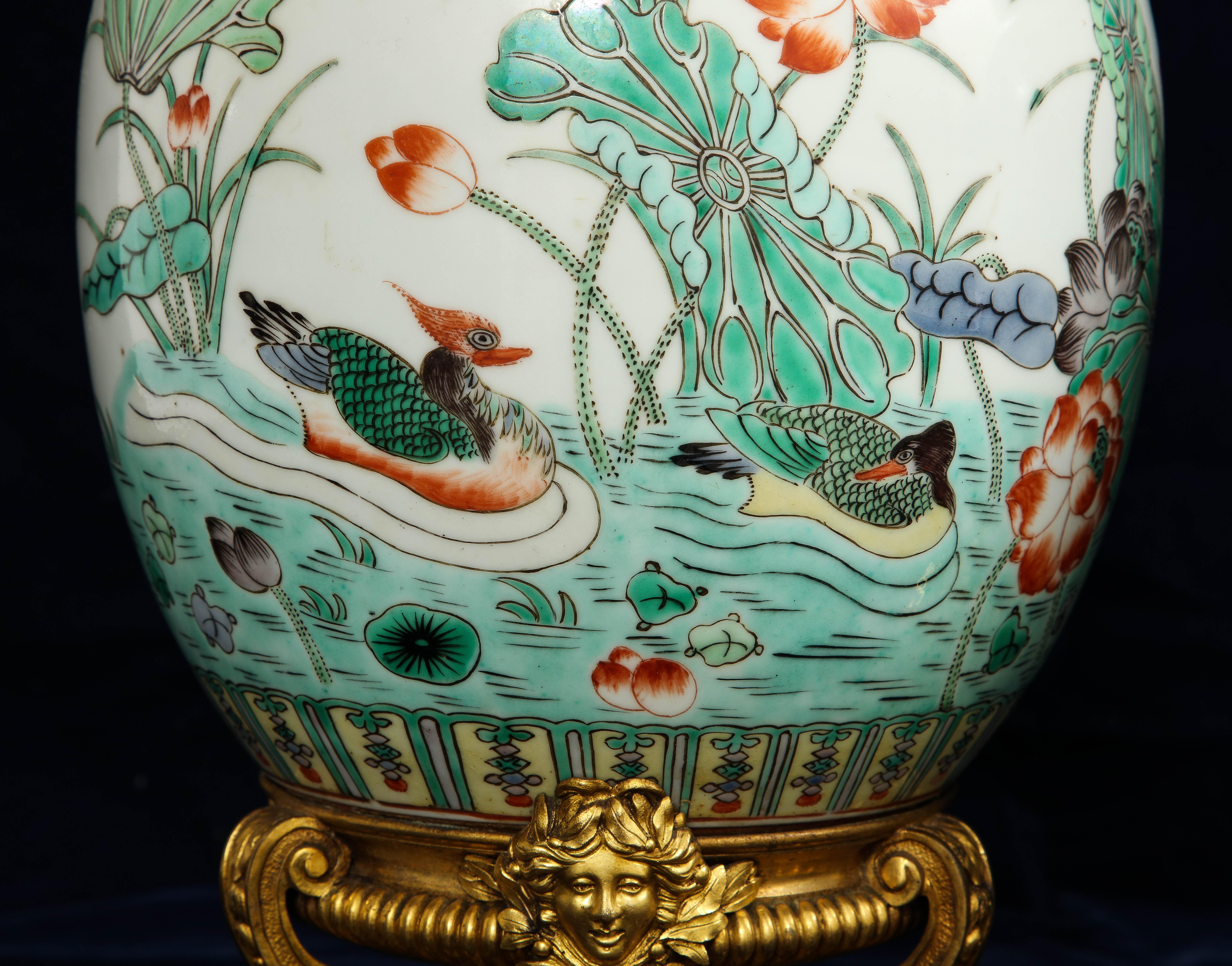 Paire de vases chinois Famille Verte en porcelaine du 19e siècle montés en bronze doré et transformés en lampes en vente 7