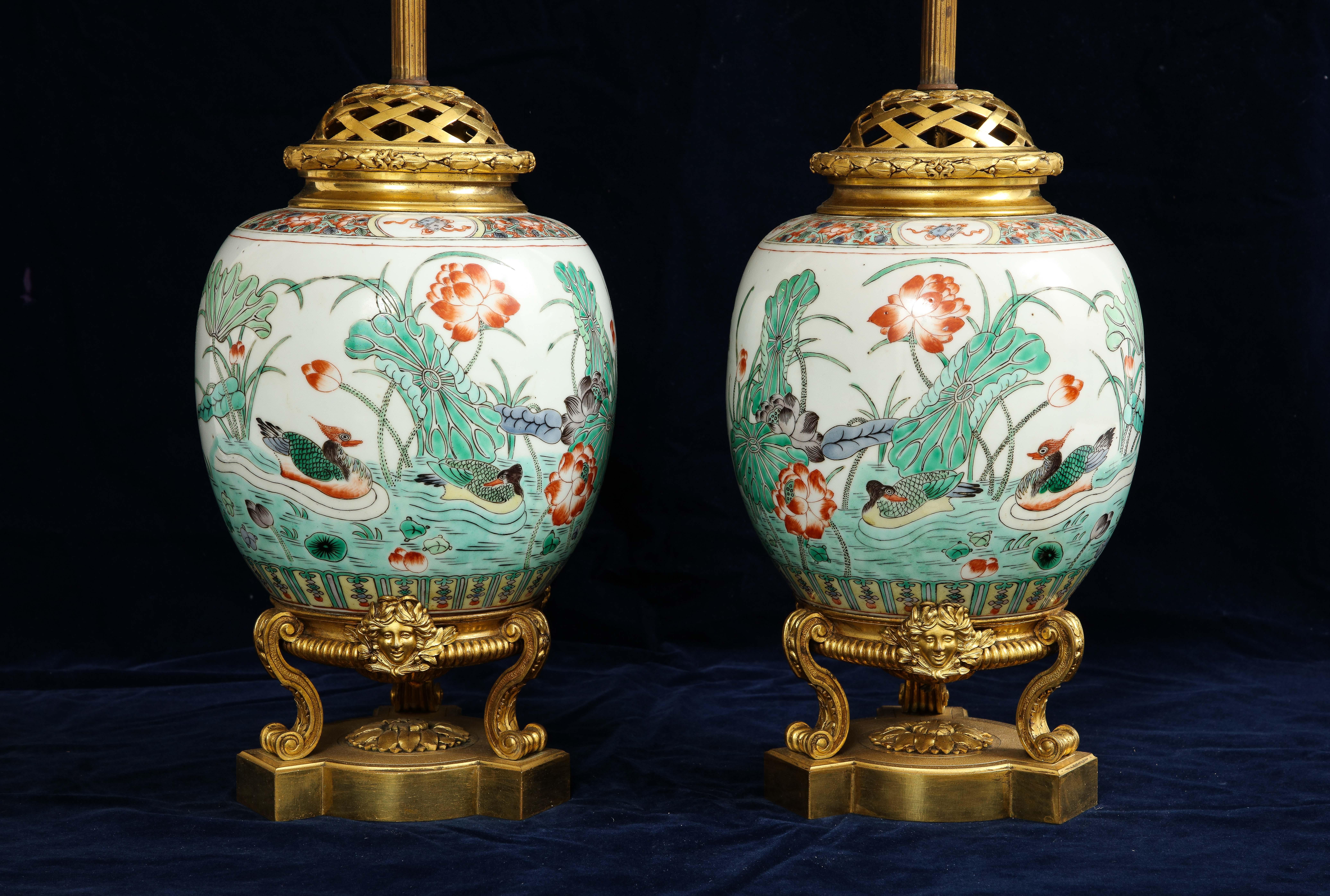 Paar chinesische Famille Verte-Porzellanvasen mit Ormolu-Montierung aus dem 19. Jahrhundert, die zu Lampen umfunktioniert wurden (Louis XVI.) im Angebot