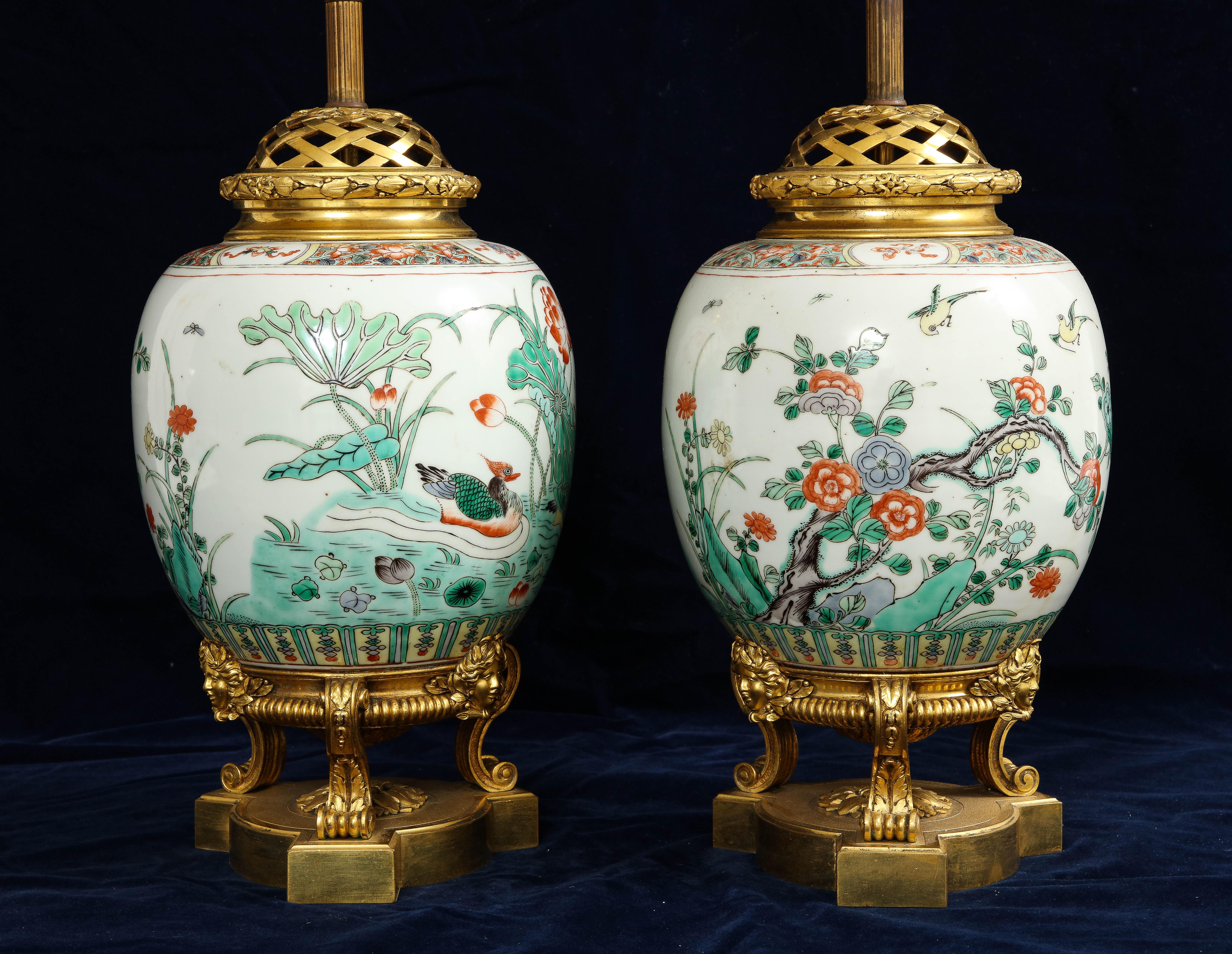 Français Paire de vases chinois Famille Verte en porcelaine du 19e siècle montés en bronze doré et transformés en lampes en vente
