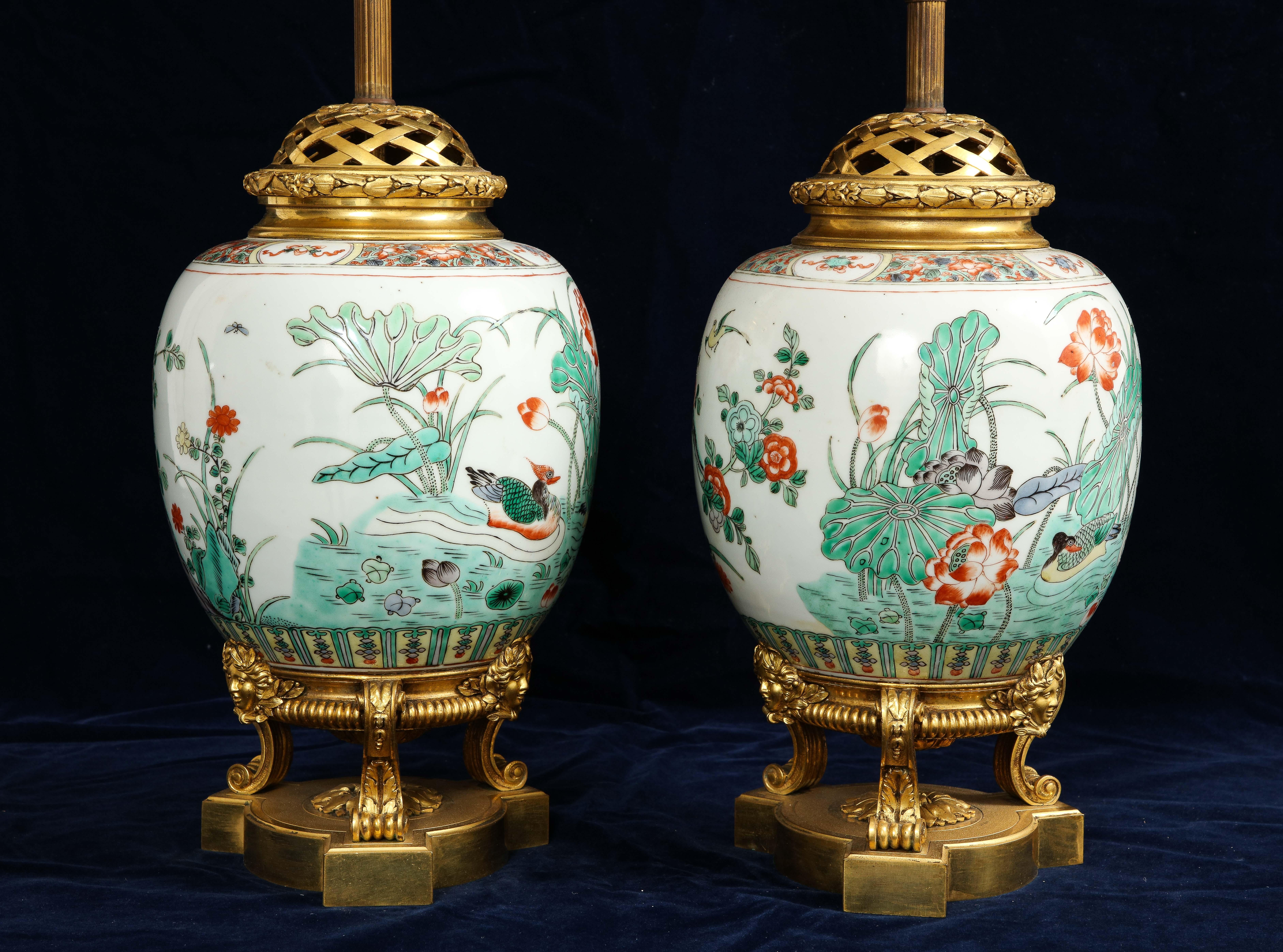 Doré Paire de vases chinois Famille Verte en porcelaine du 19e siècle montés en bronze doré et transformés en lampes en vente