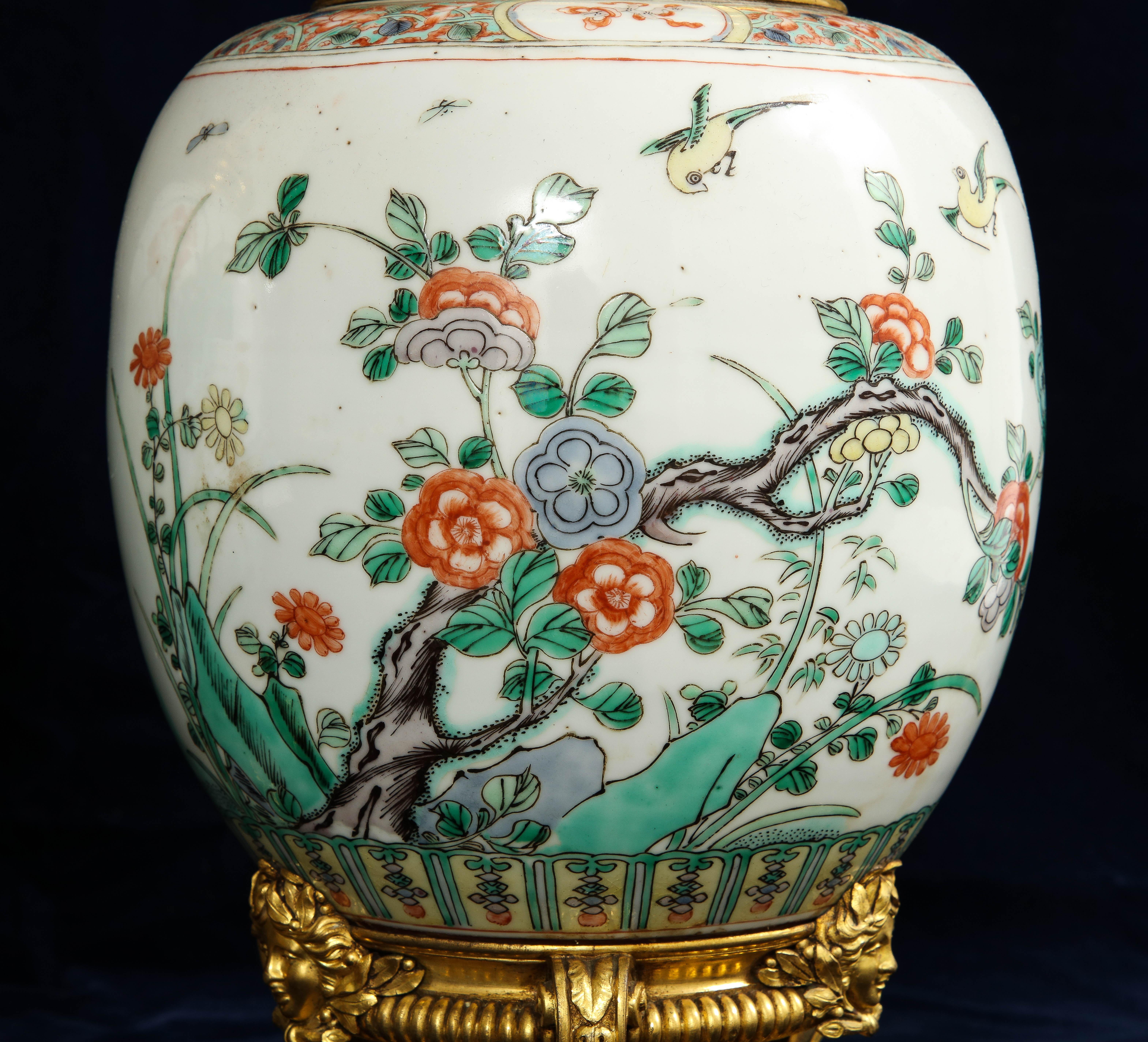 Paar chinesische Famille Verte-Porzellanvasen mit Ormolu-Montierung aus dem 19. Jahrhundert, die zu Lampen umfunktioniert wurden im Angebot 1