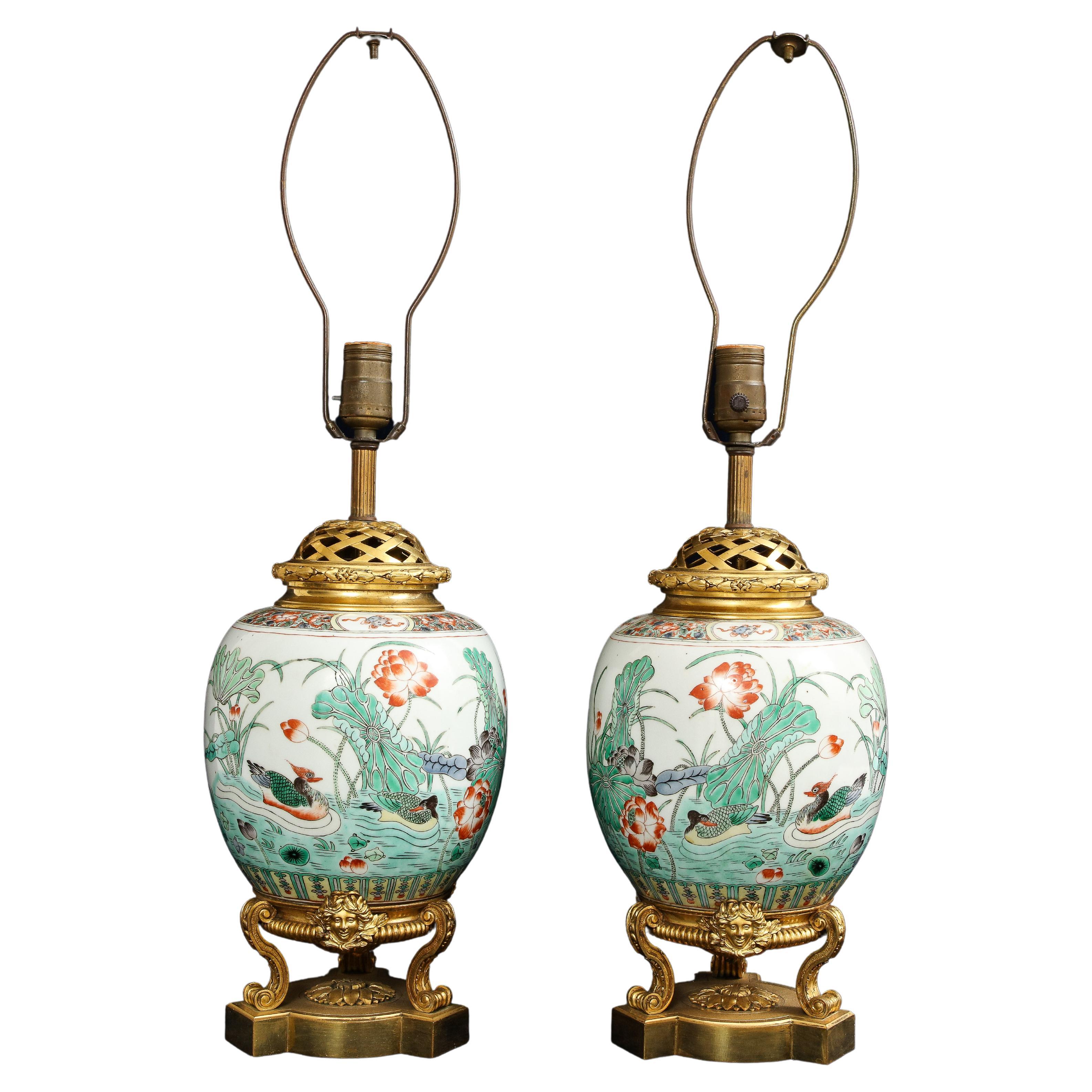 Paire de vases chinois Famille Verte en porcelaine du 19e siècle montés en bronze doré et transformés en lampes en vente