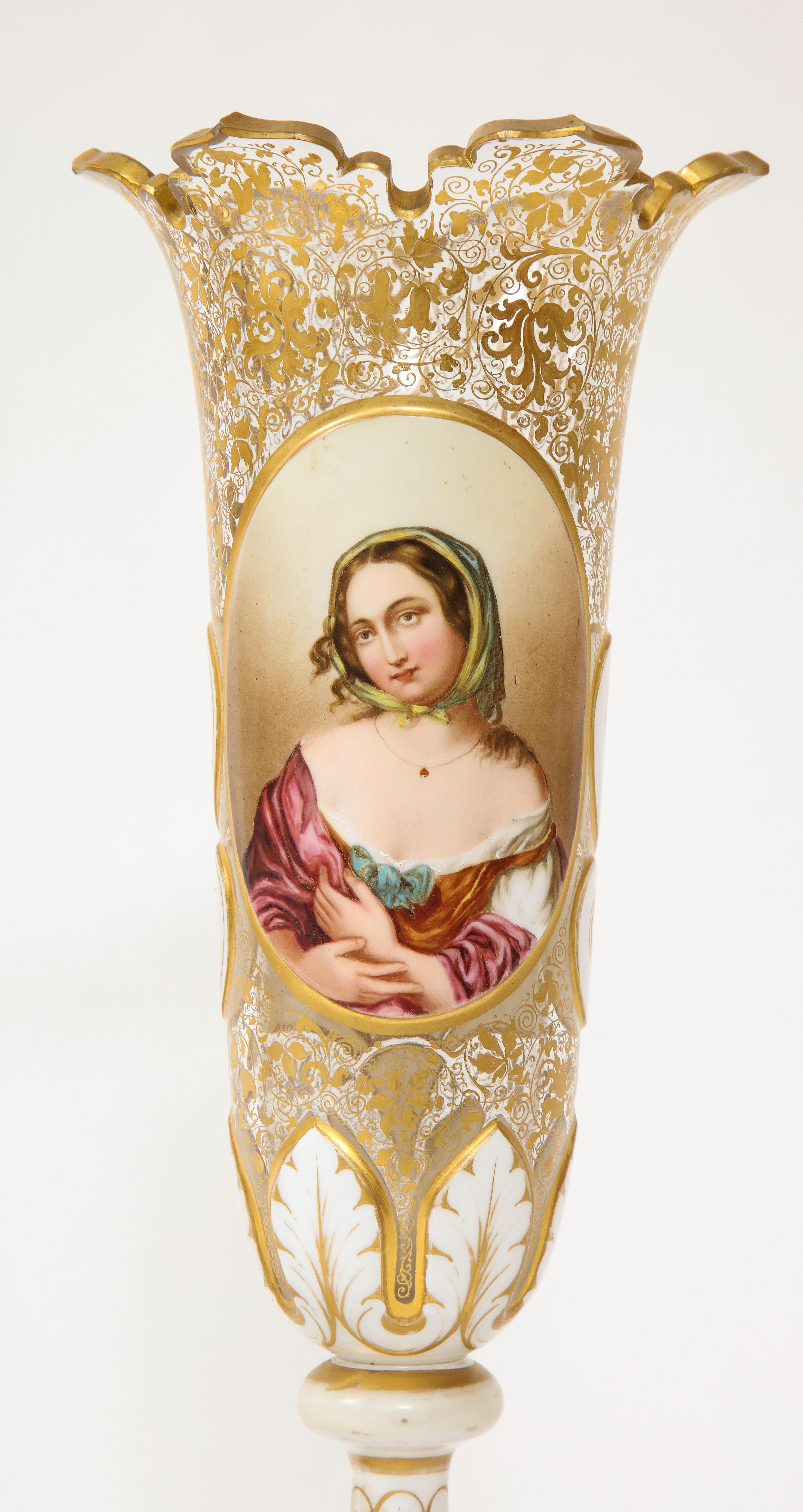Vases portraits de jeune fille en cristal blanc sur fond transparent de style bohème ancien, vers le XIXe siècle en vente 3