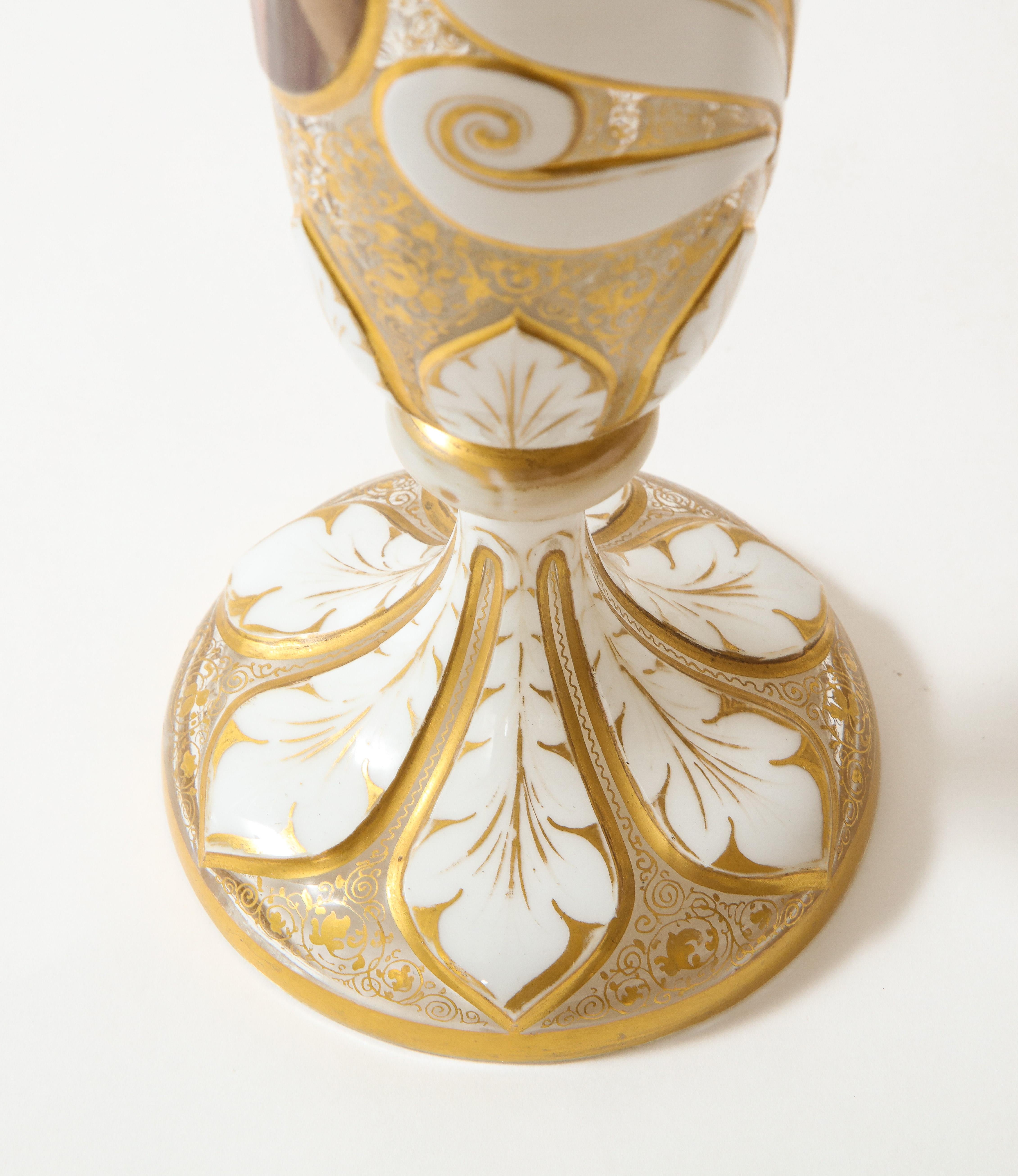Vases portraits de jeune fille en cristal blanc sur fond transparent de style bohème ancien, vers le XIXe siècle en vente 7