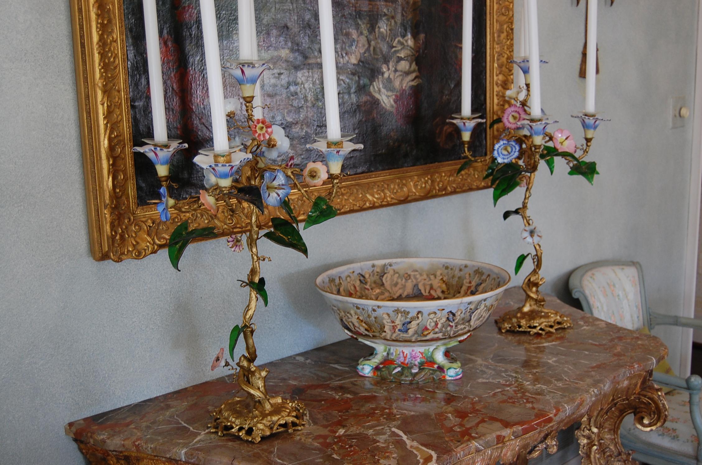 Paire de chandeliers du 19ème siècle avec tiges en bronze doré, fleurs en verre et porcelaine en vente 2