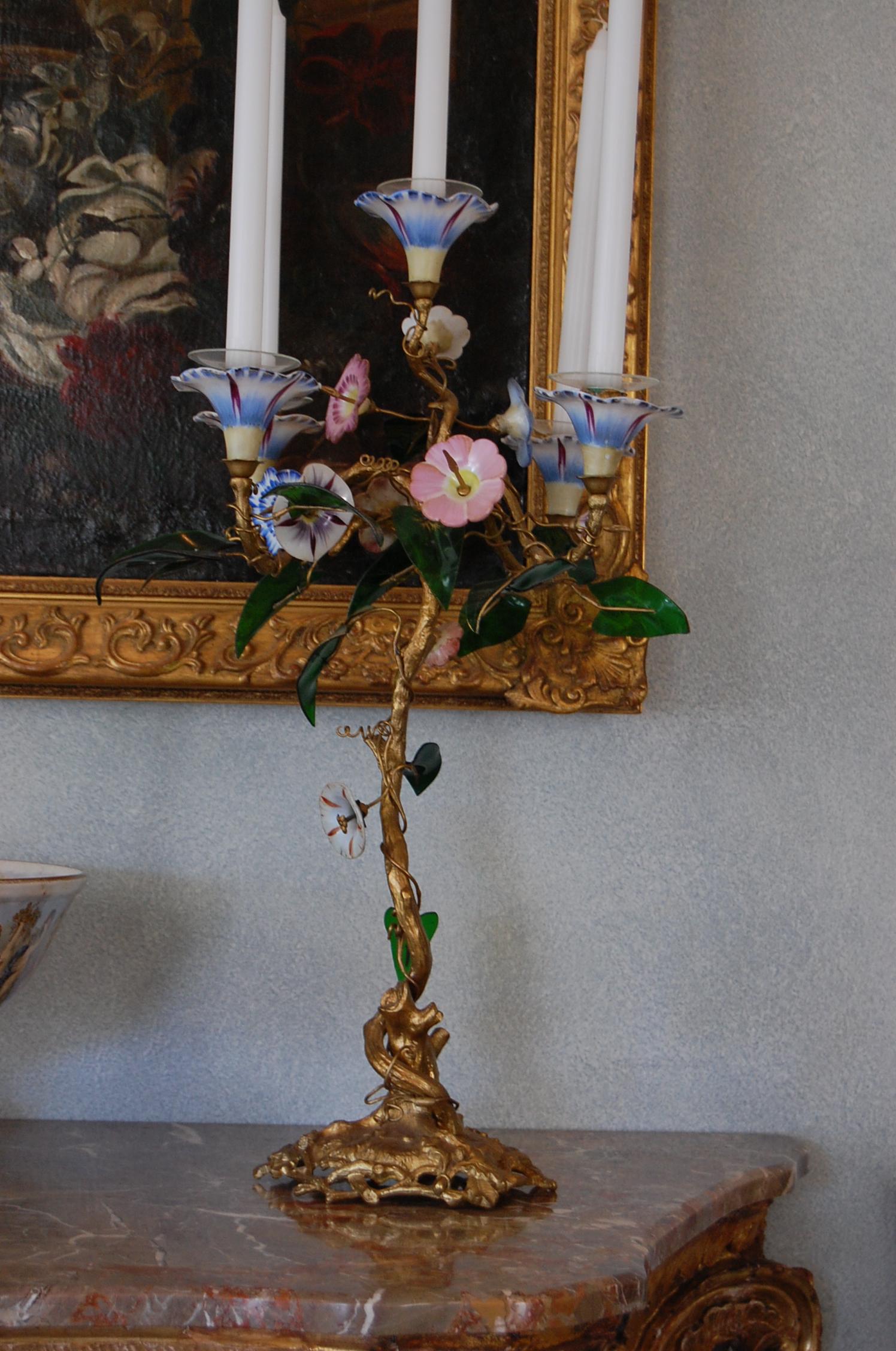 Victorien Paire de chandeliers du 19ème siècle avec tiges en bronze doré, fleurs en verre et porcelaine en vente