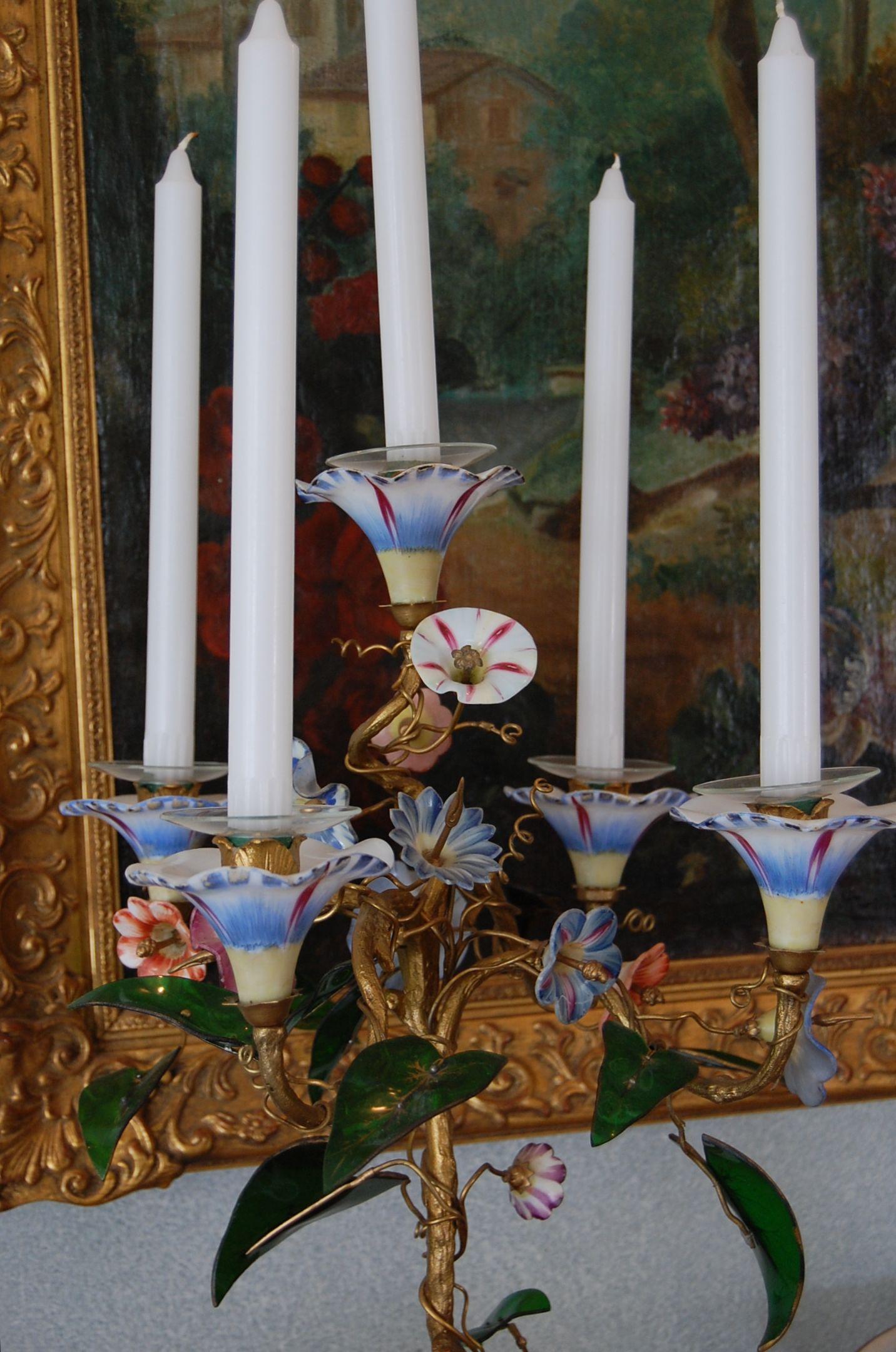 Moulage Paire de chandeliers du 19ème siècle avec tiges en bronze doré, fleurs en verre et porcelaine en vente