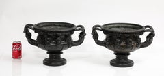 Pr. Jarrones Warwick de bronce patinado del siglo XIX con máscaras báquicas