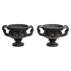 Pr. Jarrones Warwick de bronce patinado del siglo XIX con máscaras báquicas