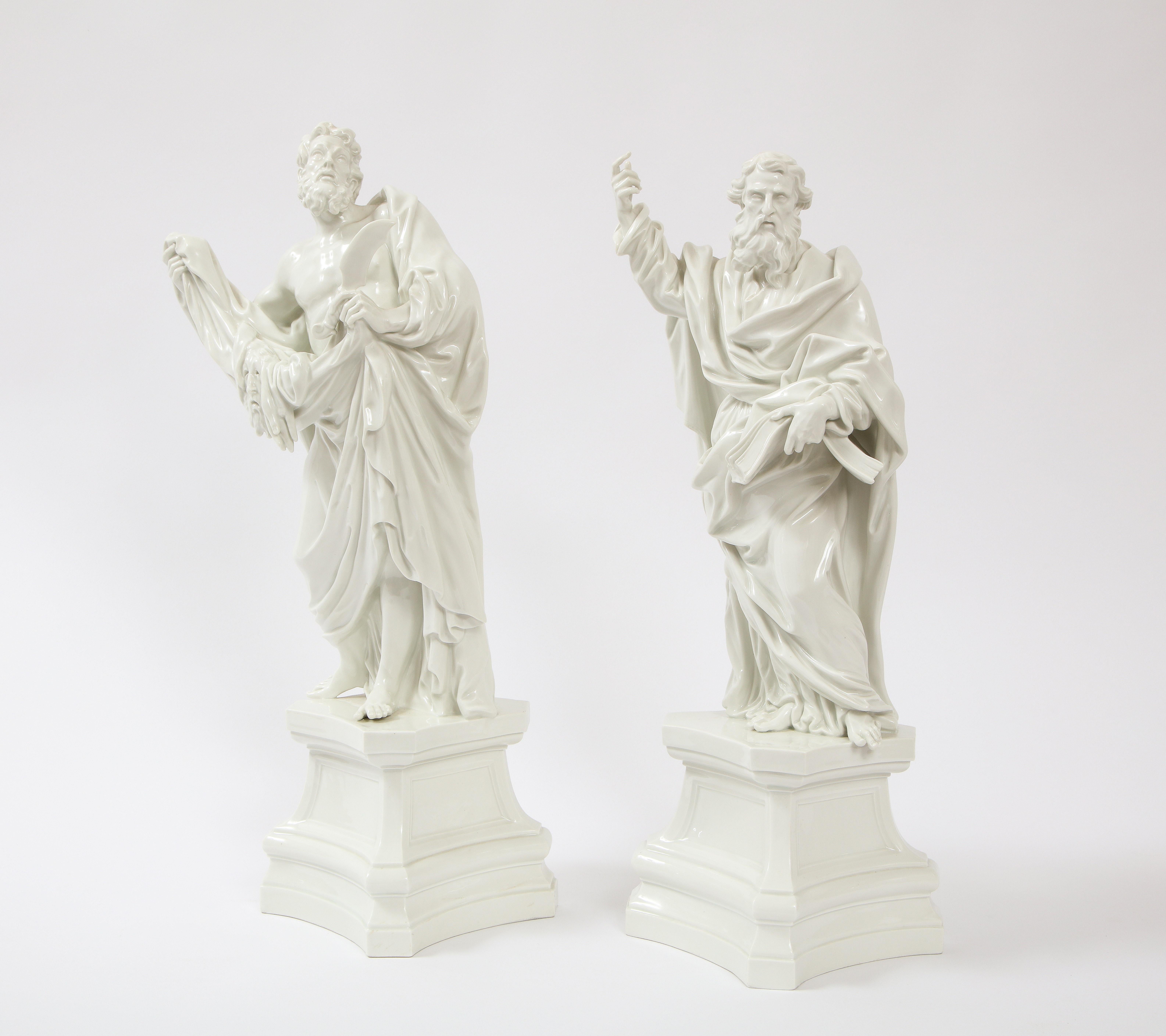 Vernissé Pr. Figures d'autel de St. James et St. Paul en porcelaine Meissen White du 19ème siècle en vente
