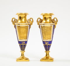 Vasi di porcellana russa del XIX secolo con manico di cigno e fondo blu cobalto e oro