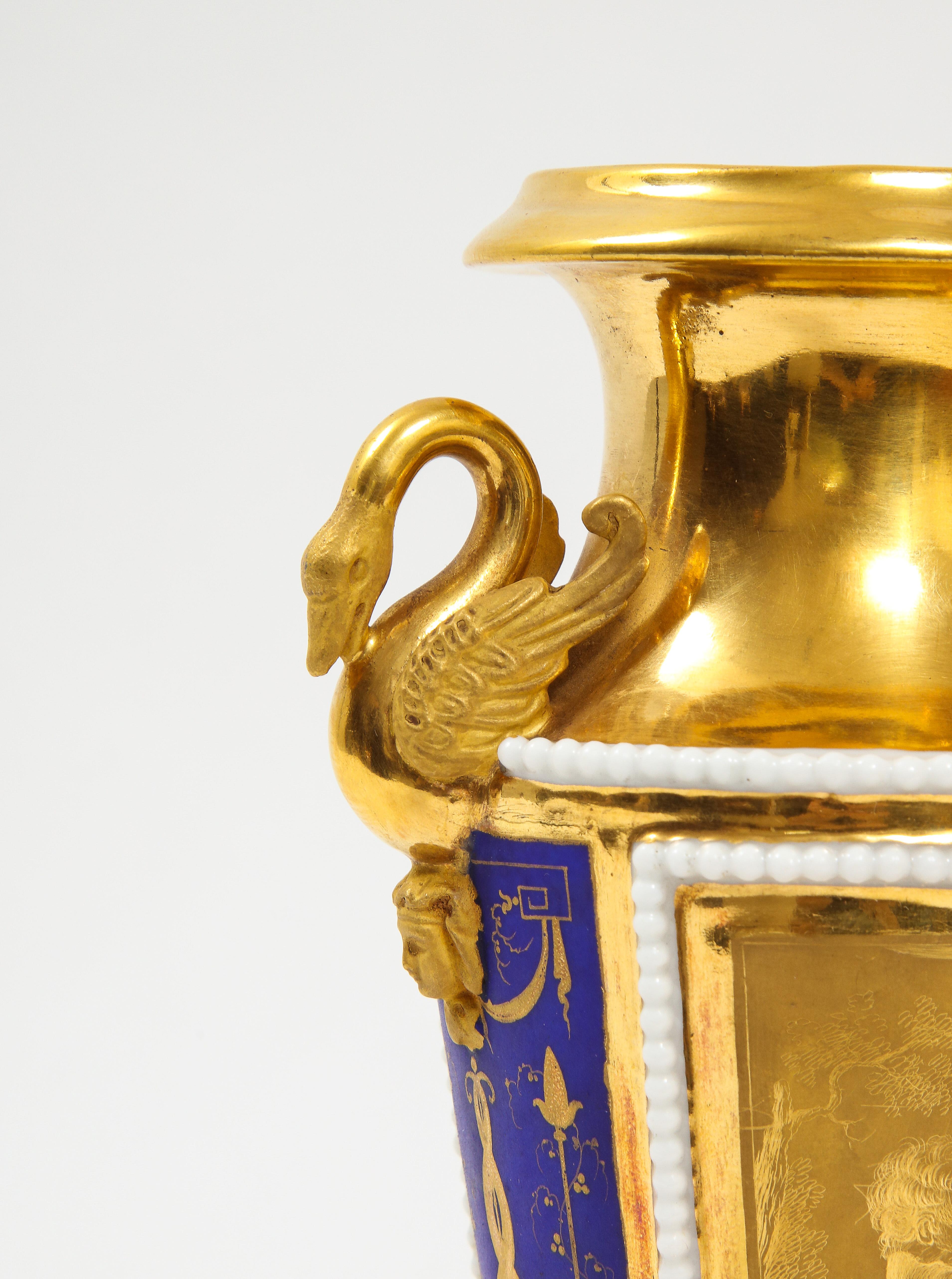 Vasi di porcellana russa del XIX secolo con manico di cigno e fondo blu cobalto e oro in vendita 1