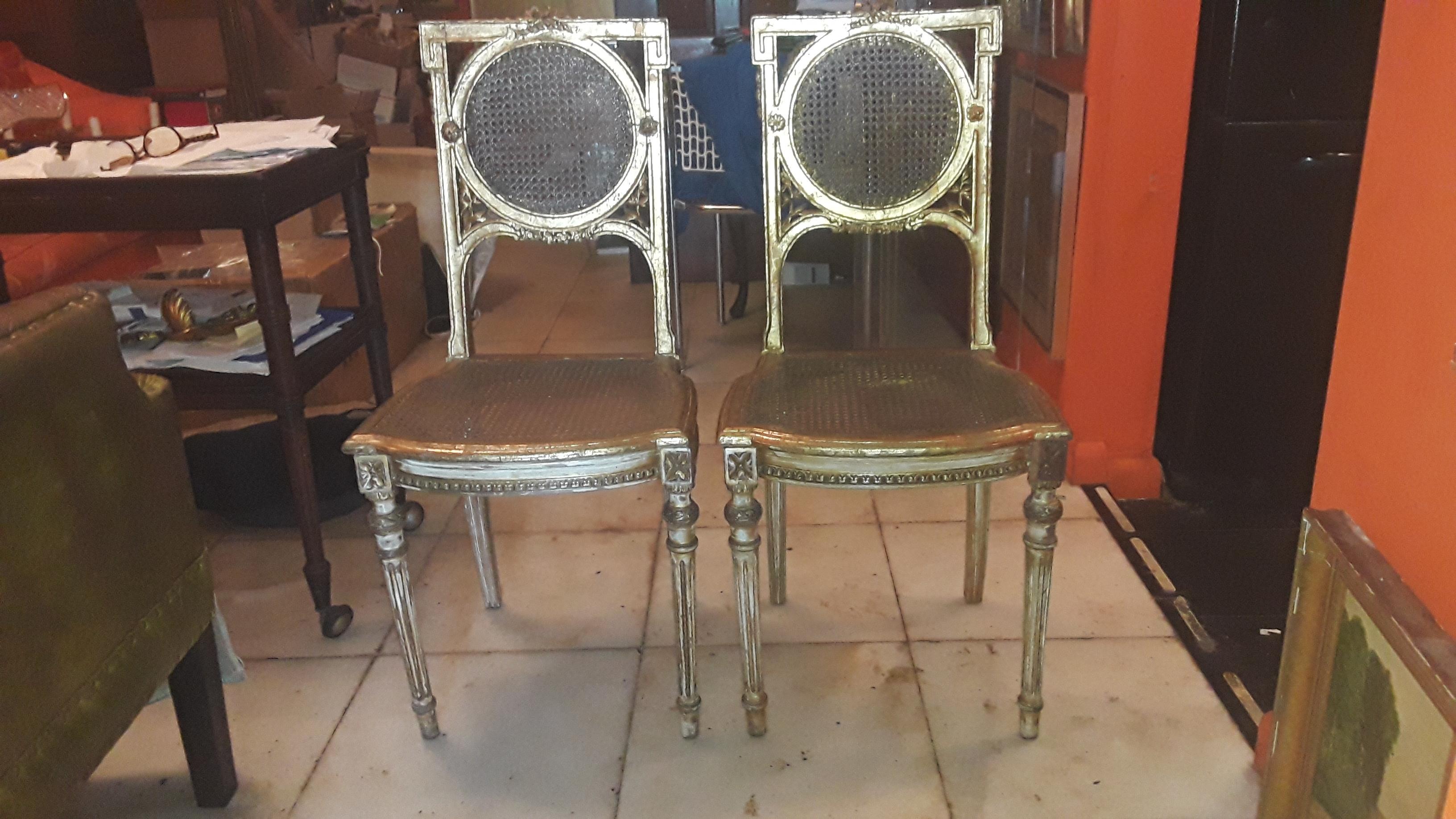 Paire de chaises d'appoint Louis XVI du 19e siècle en bois sculpté et doré. Cette paire est étiquetée en métal. Provenance Buenos Aris Argentine. L'avant des chaises a été doré à la feuille et les côtés et le dossier sont de couleur vieillie. Il