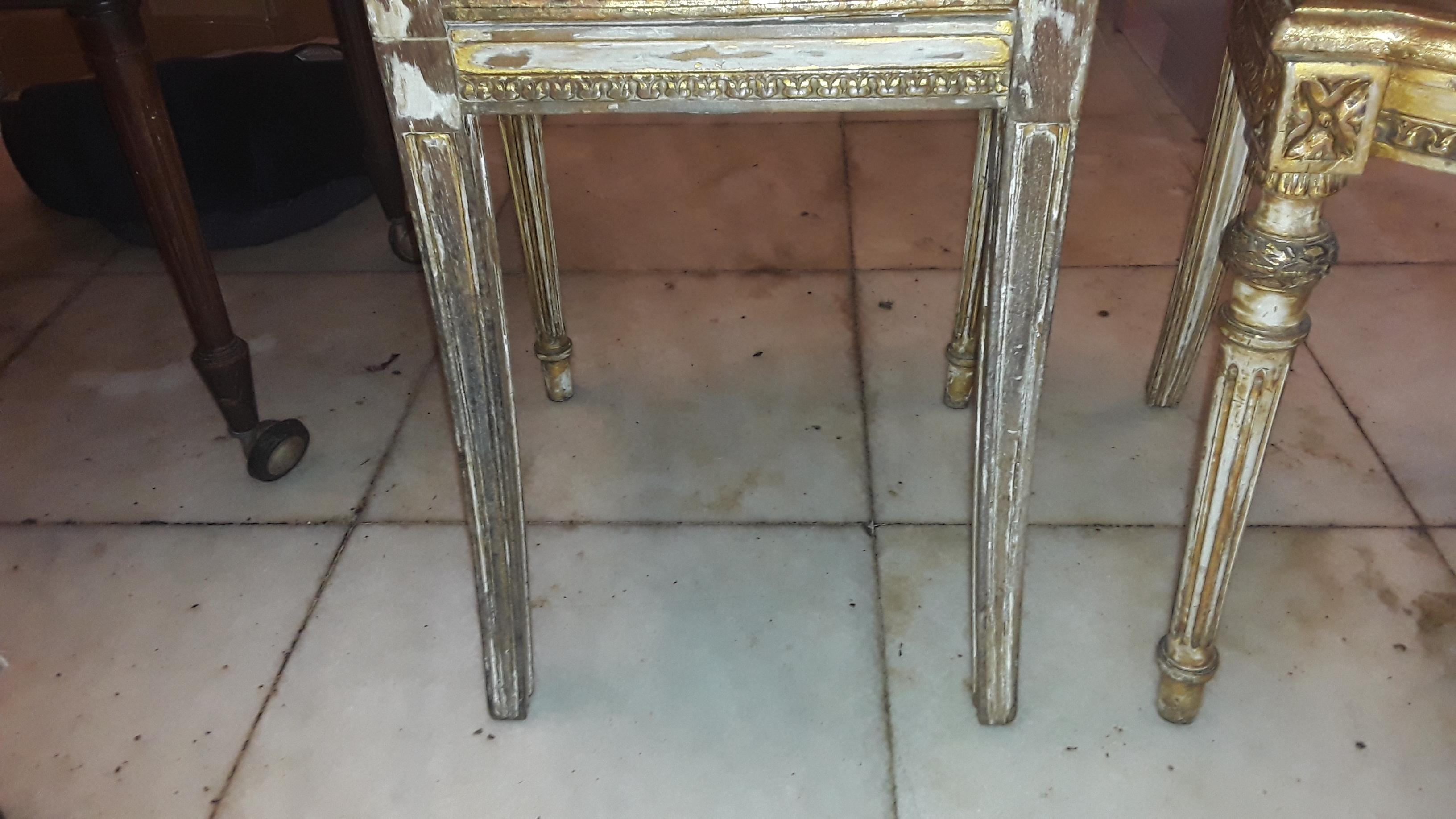 Chaises d'appoint Louis XVI du 19ème siècle en bois doré sculpté et vieilli étiqueté Bon état - En vente à Opa Locka, FL