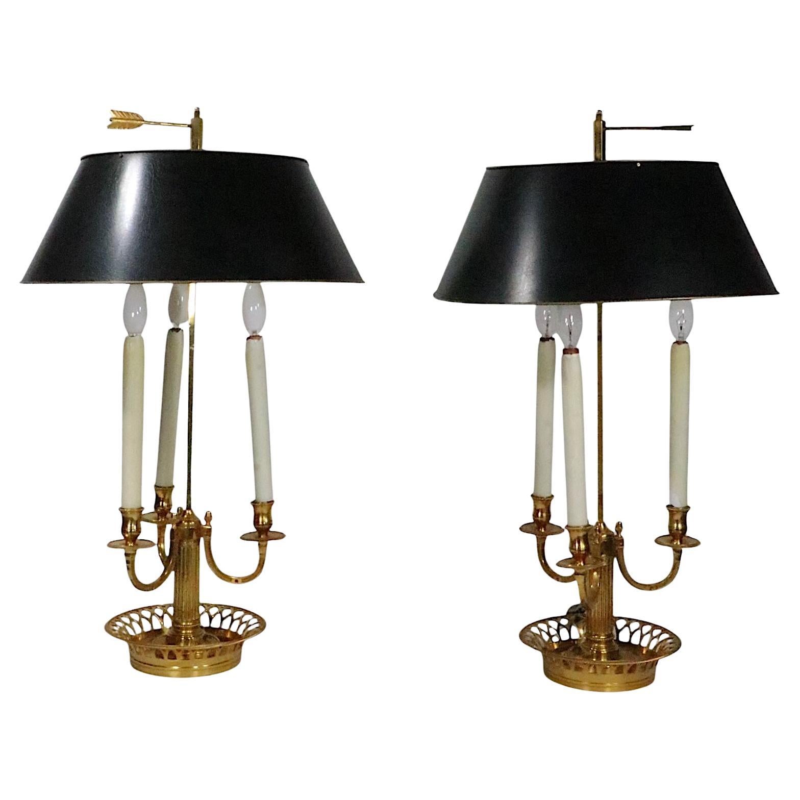 Pareja de lámparas de sobremesa victorianas francesas de estilo Bouilliotte de alta calidad, con un acabado de latón ormolu de imitación en las bases de los candelabros, con pantallas de metal ajustables. Las bases presentan bases reticuladas