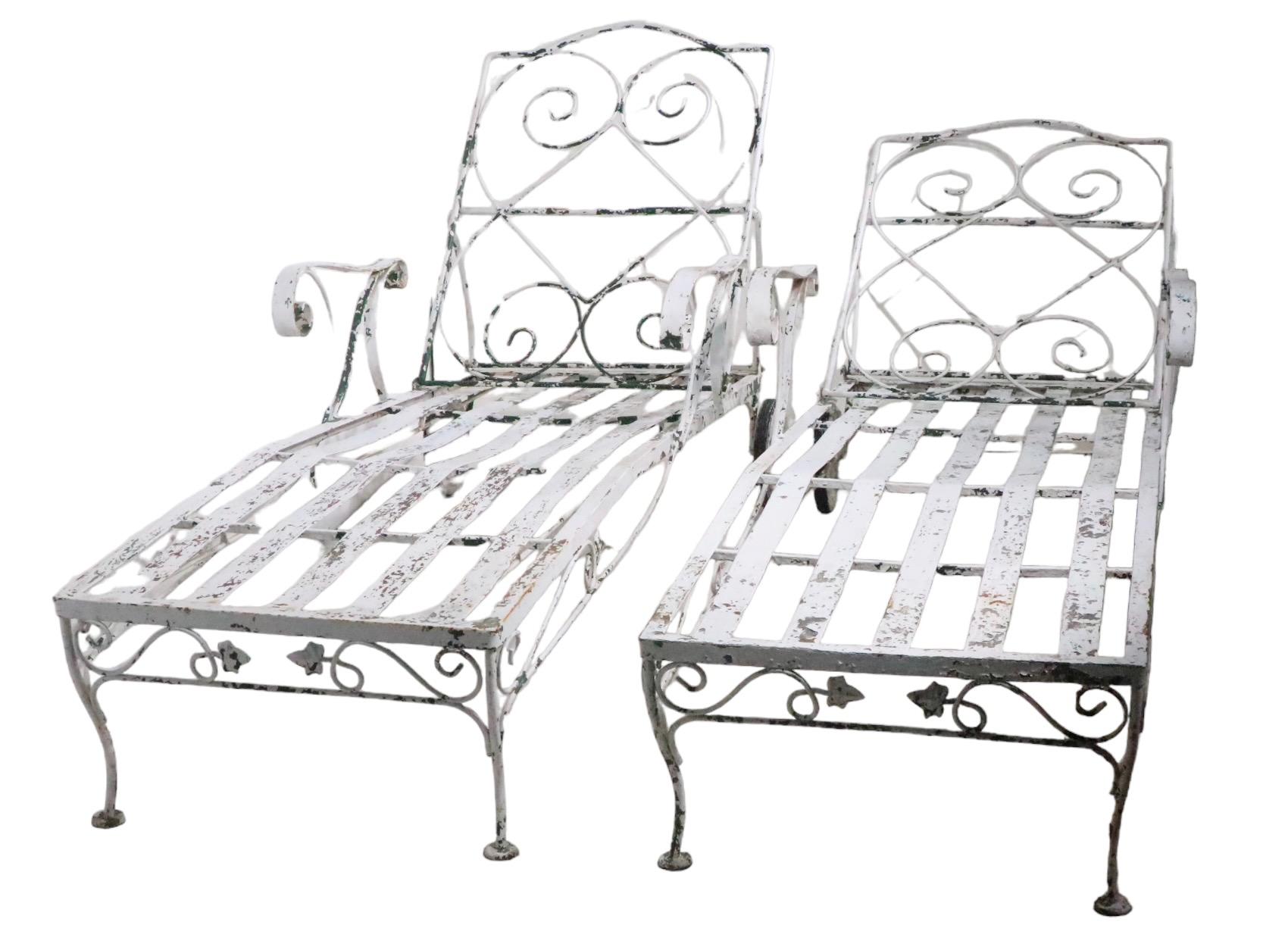 Pr Adjustable Wrought Iron Garden Patio Poolside Chaise Lounges att to Salterini For Sale 11