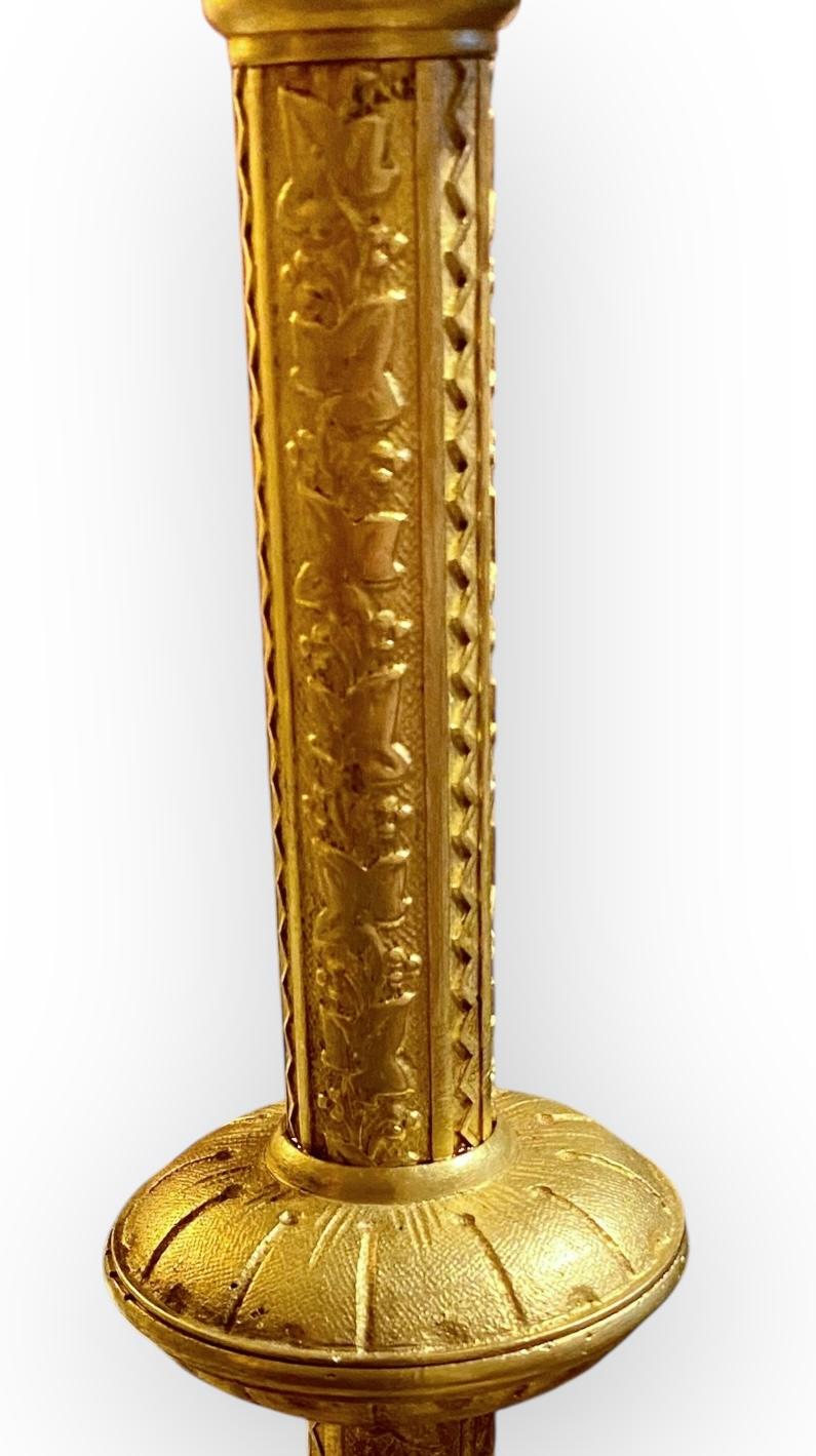 Pr. Antique French getrieben vergoldetem Messing Alter Kerzenständer (Art nouveau) im Angebot