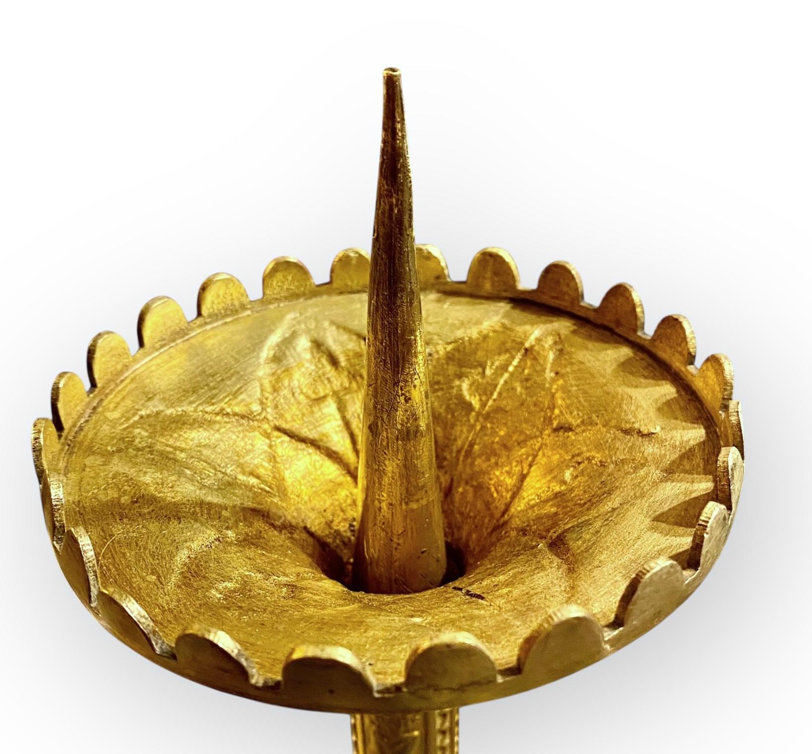 Pr. Antique French getrieben vergoldetem Messing Alter Kerzenständer (Vergoldet) im Angebot