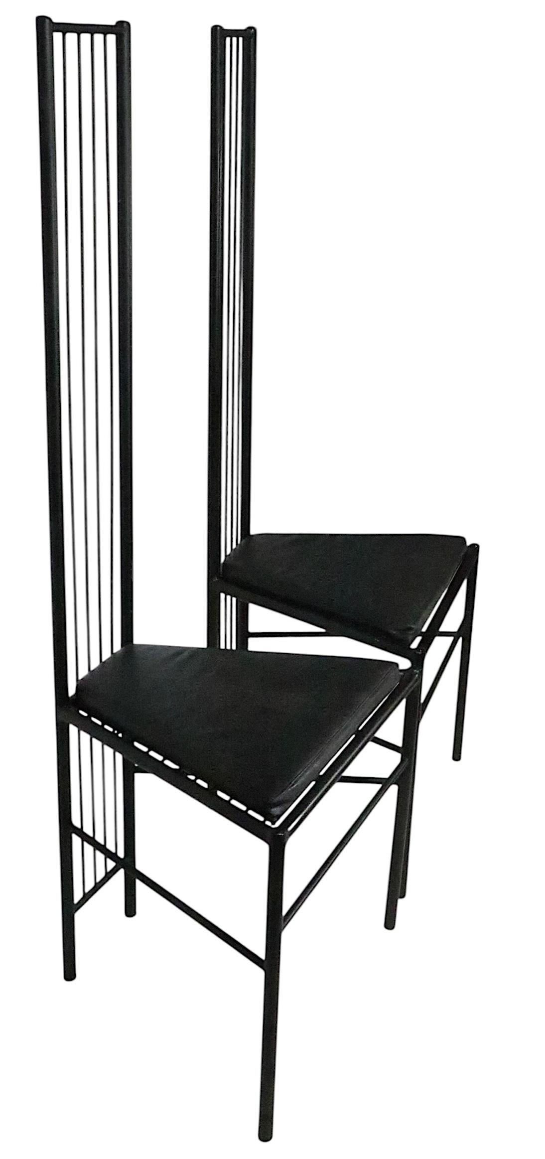 Außergewöhnliches Paar Stühle mit hoher Rückenlehne im postmodernen Stil, mit dramatischen  übertrieben hohe Rückenlehnen und asymmetrisch gepolstertes Leder  pad Sitze. Fertig in schwarz auf schwarz, zeigt nur leichte kosmetische Abnutzung, normal