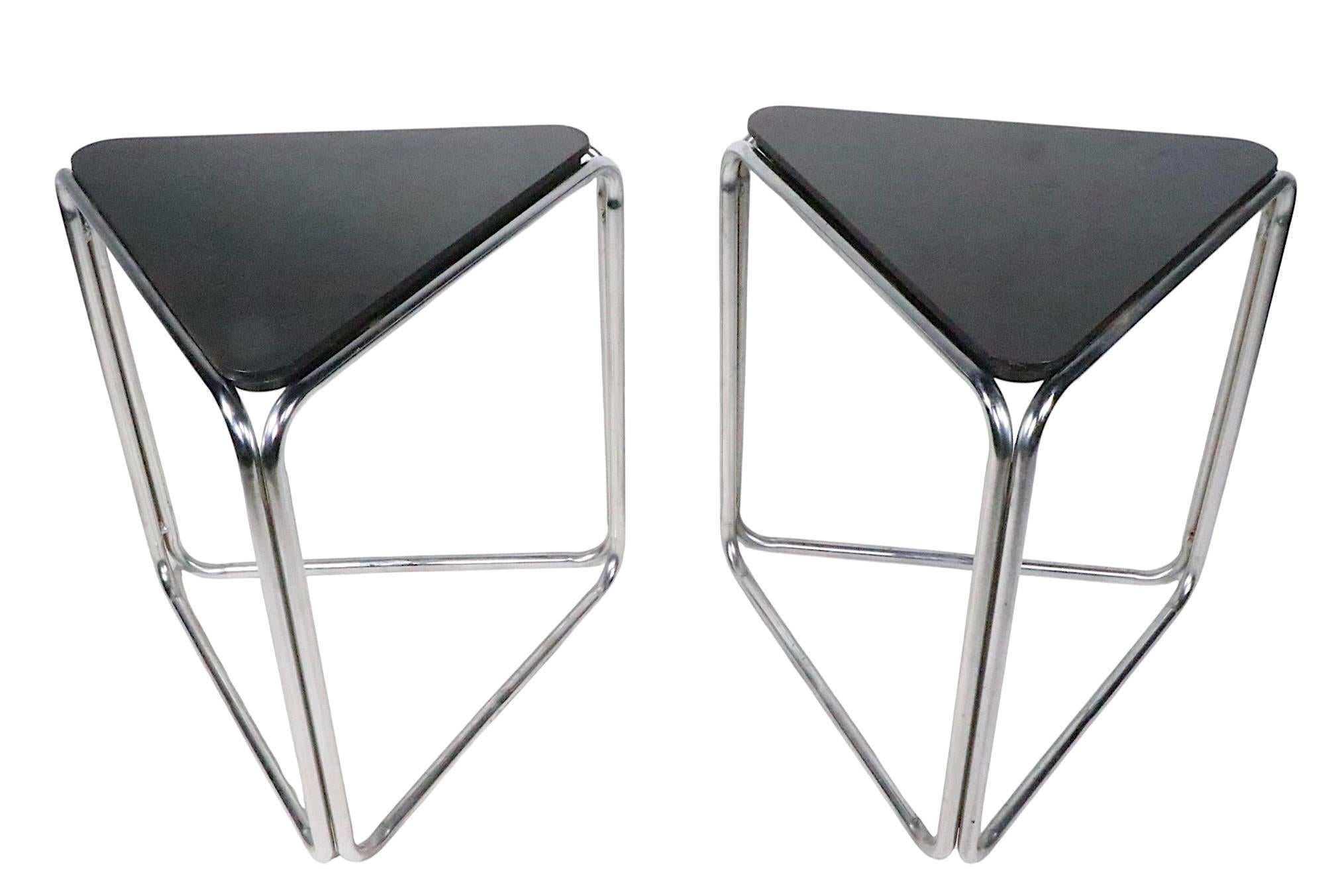 Pr. Art Déco Bauhaus Tables d'extrémité triangulaires noires et chromées de l'ère des machines en vente 3
