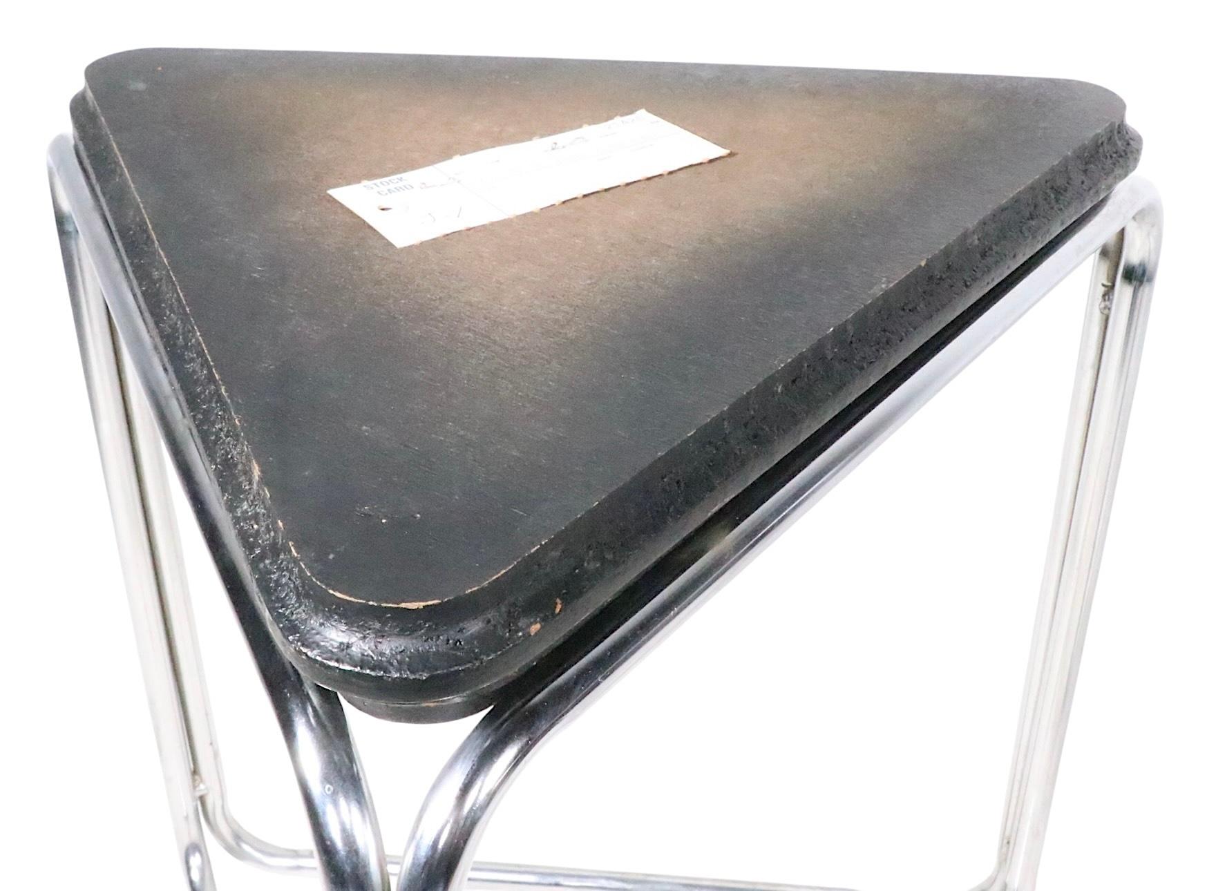 Pr. Art Déco Bauhaus Tables d'extrémité triangulaires noires et chromées de l'ère des machines en vente 4
