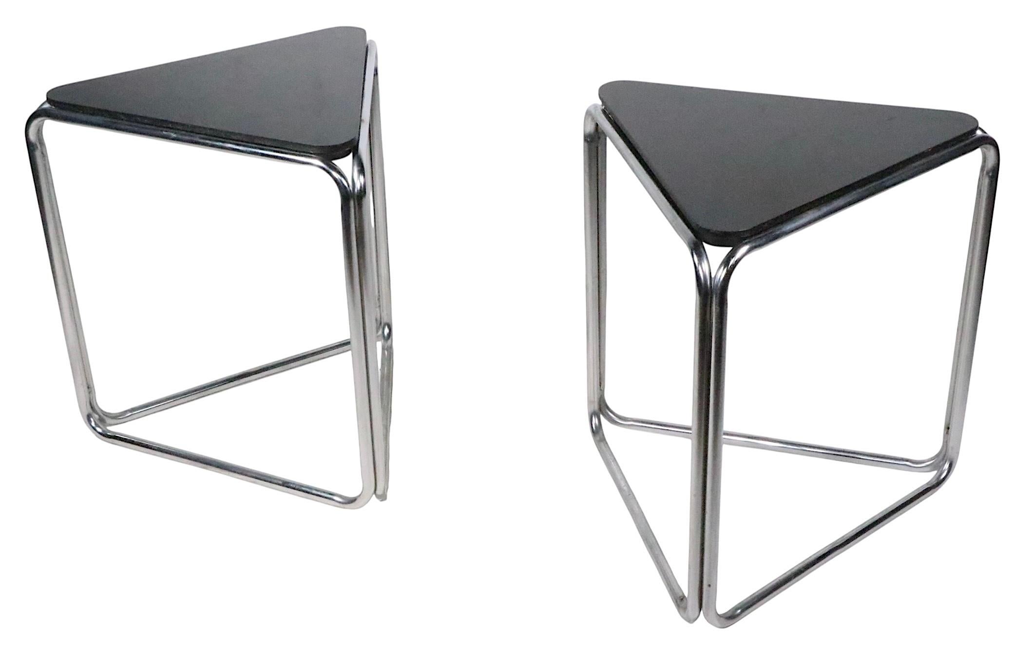 Pr. Art Déco Bauhaus Tables d'extrémité triangulaires noires et chromées de l'ère des machines en vente 5