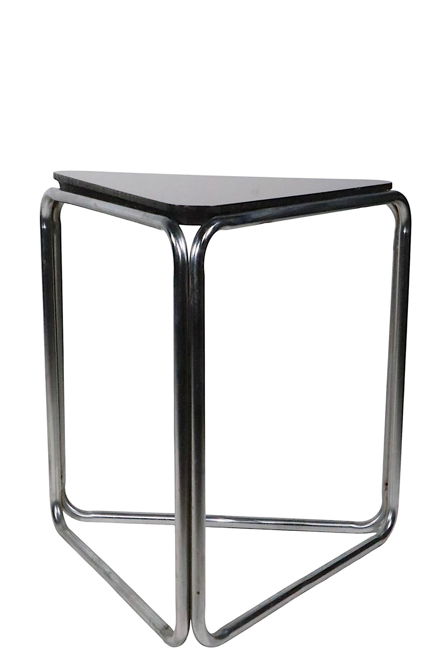 Art déco Pr. Art Déco Bauhaus Tables d'extrémité triangulaires noires et chromées de l'ère des machines en vente