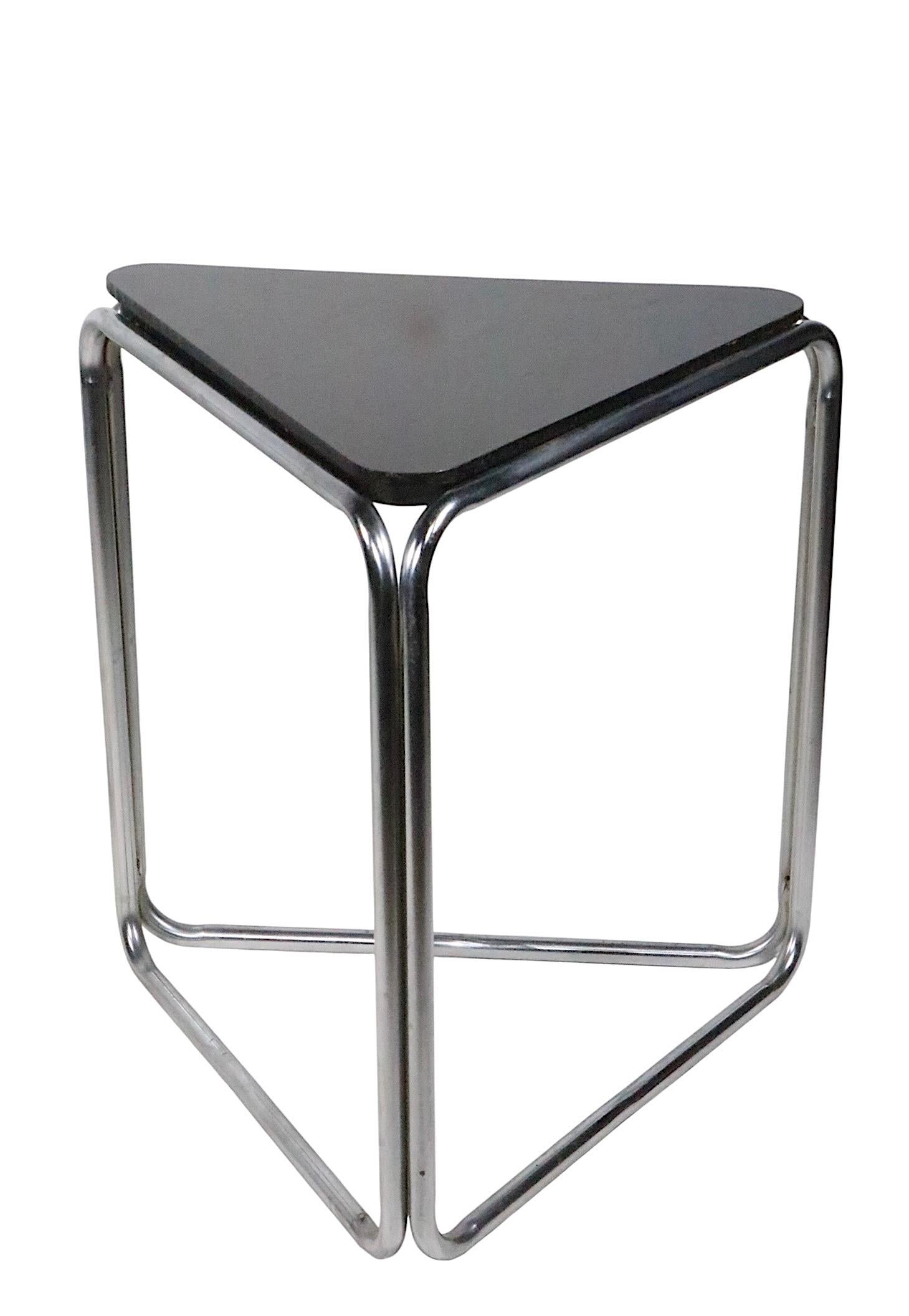 Américain Pr. Art Déco Bauhaus Tables d'extrémité triangulaires noires et chromées de l'ère des machines en vente