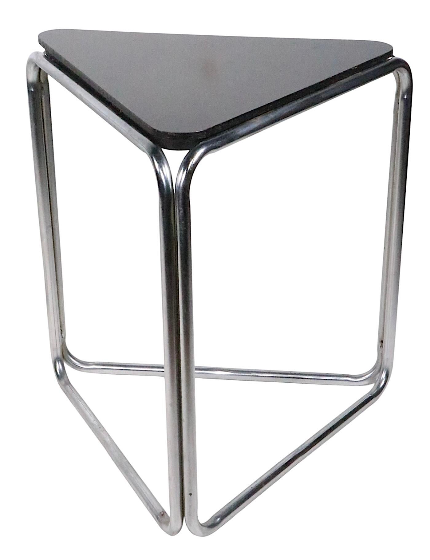 Pr. Art Déco Bauhaus Tables d'extrémité triangulaires noires et chromées de l'ère des machines Bon état - En vente à New York, NY