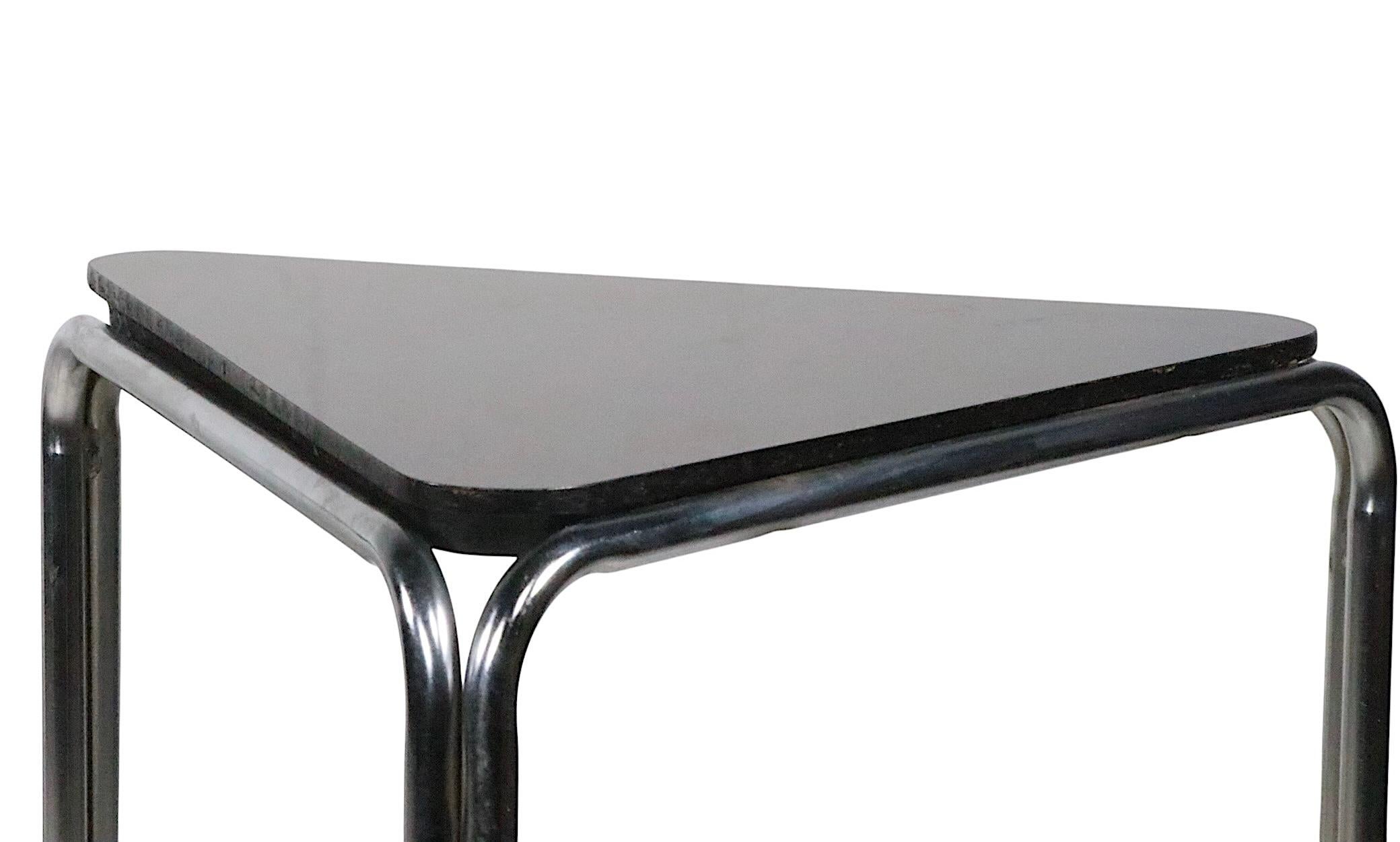 20ième siècle Pr. Art Déco Bauhaus Tables d'extrémité triangulaires noires et chromées de l'ère des machines en vente
