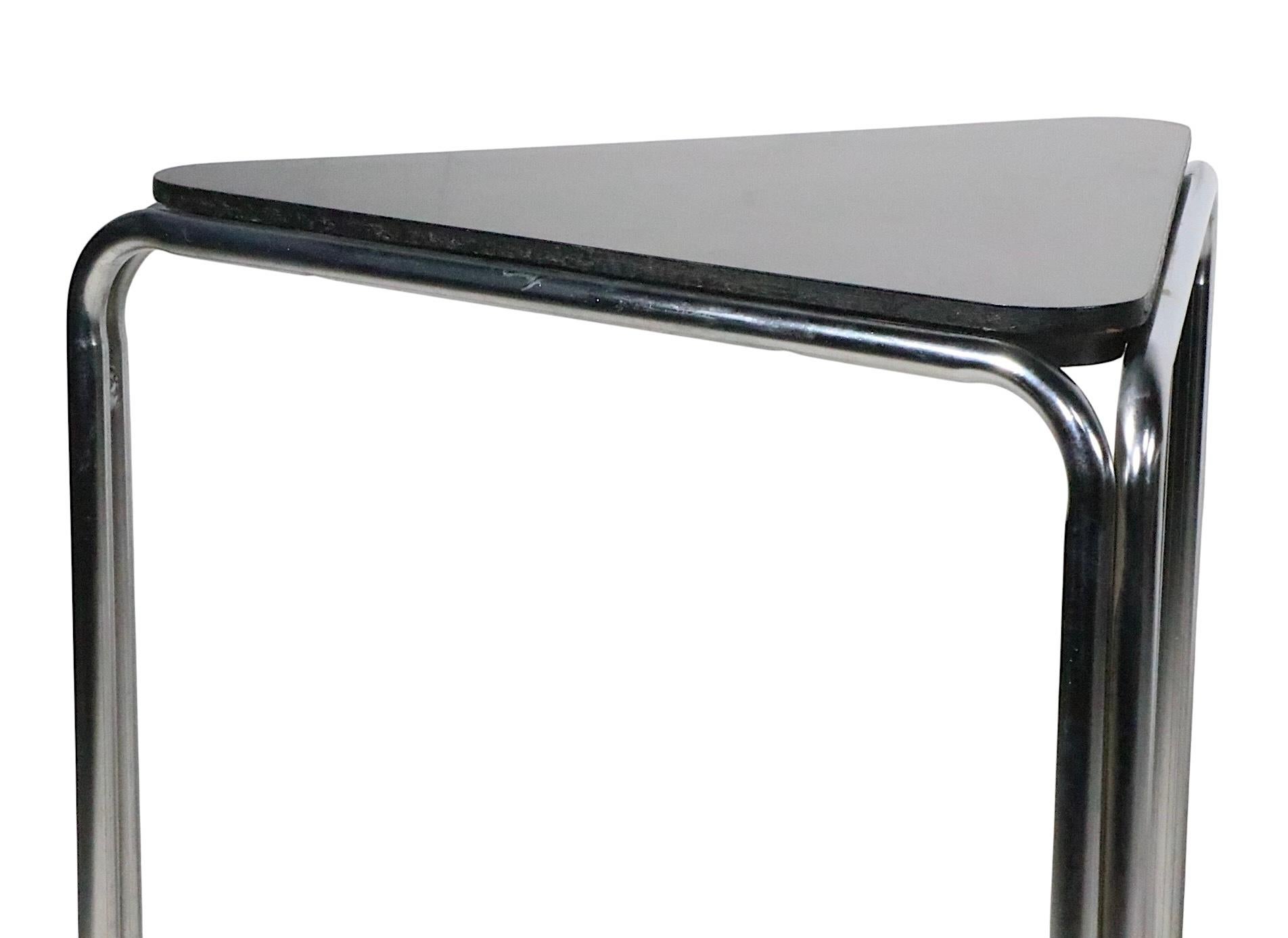 Chrome Pr. Art Déco Bauhaus Tables d'extrémité triangulaires noires et chromées de l'ère des machines en vente