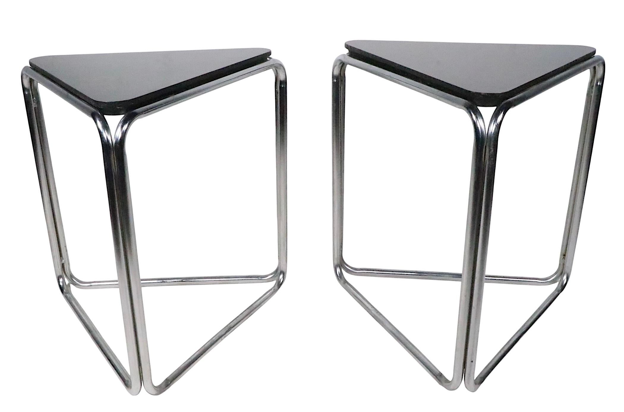 Pr. Art Déco Bauhaus Tables d'extrémité triangulaires noires et chromées de l'ère des machines en vente 1