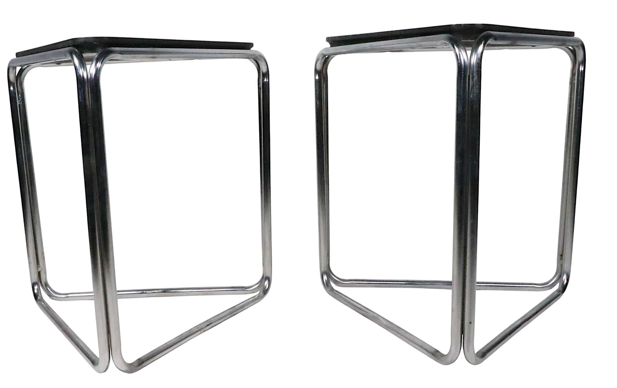 Pr. Art Déco Bauhaus Tables d'extrémité triangulaires noires et chromées de l'ère des machines en vente 2