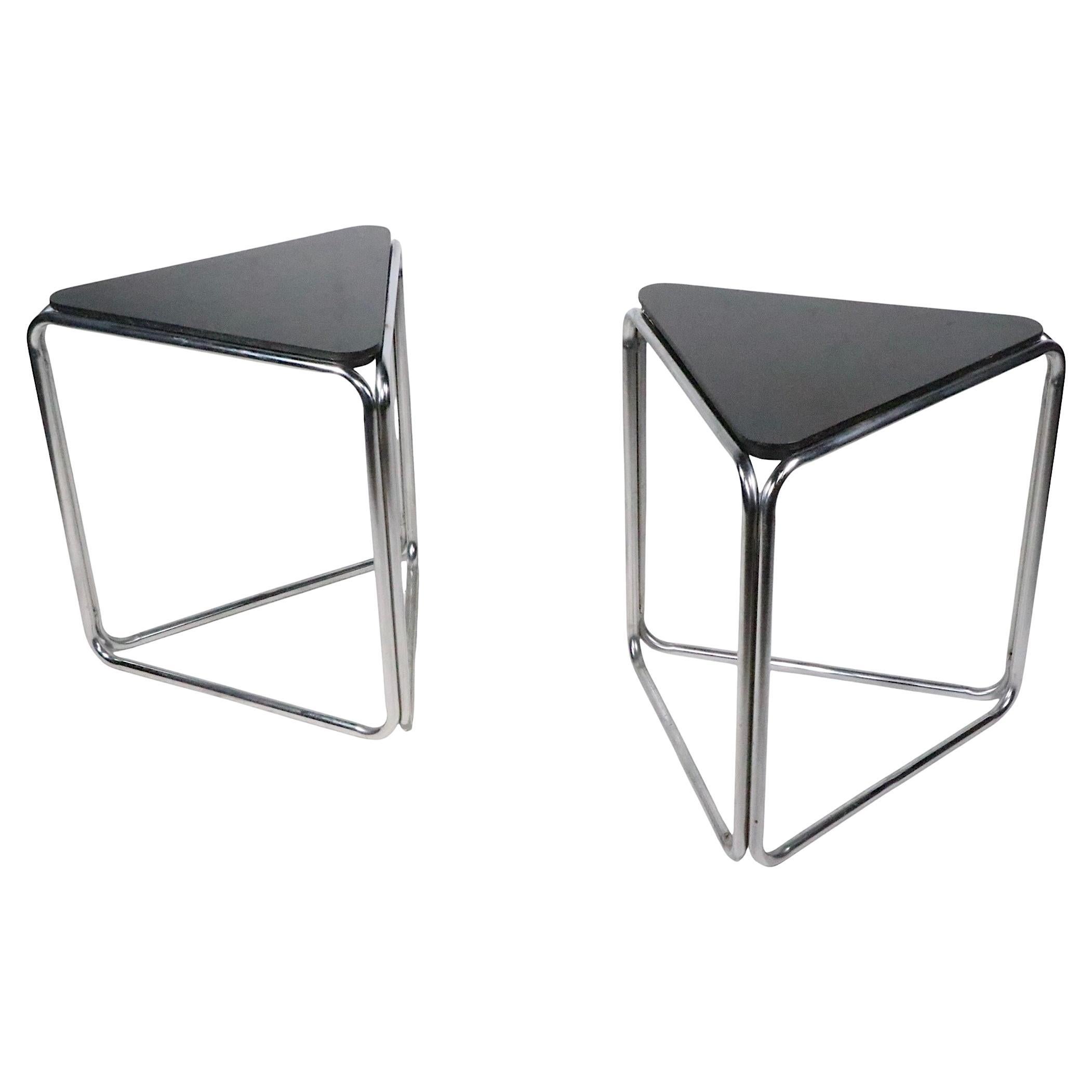 Pr. Art Déco Bauhaus Tables d'extrémité triangulaires noires et chromées de l'ère des machines en vente