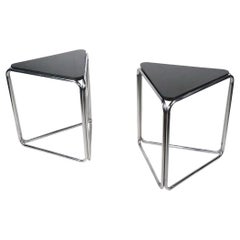 Pr. Art Déco Bauhaus Tables d'extrémité triangulaires noires et chromées de l'ère des machines