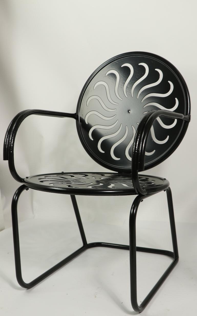Américain Paire de chaises de salon Art Déco pour jardin:: patio et porche:: nouvellement enduites de peinture en poudre en vente