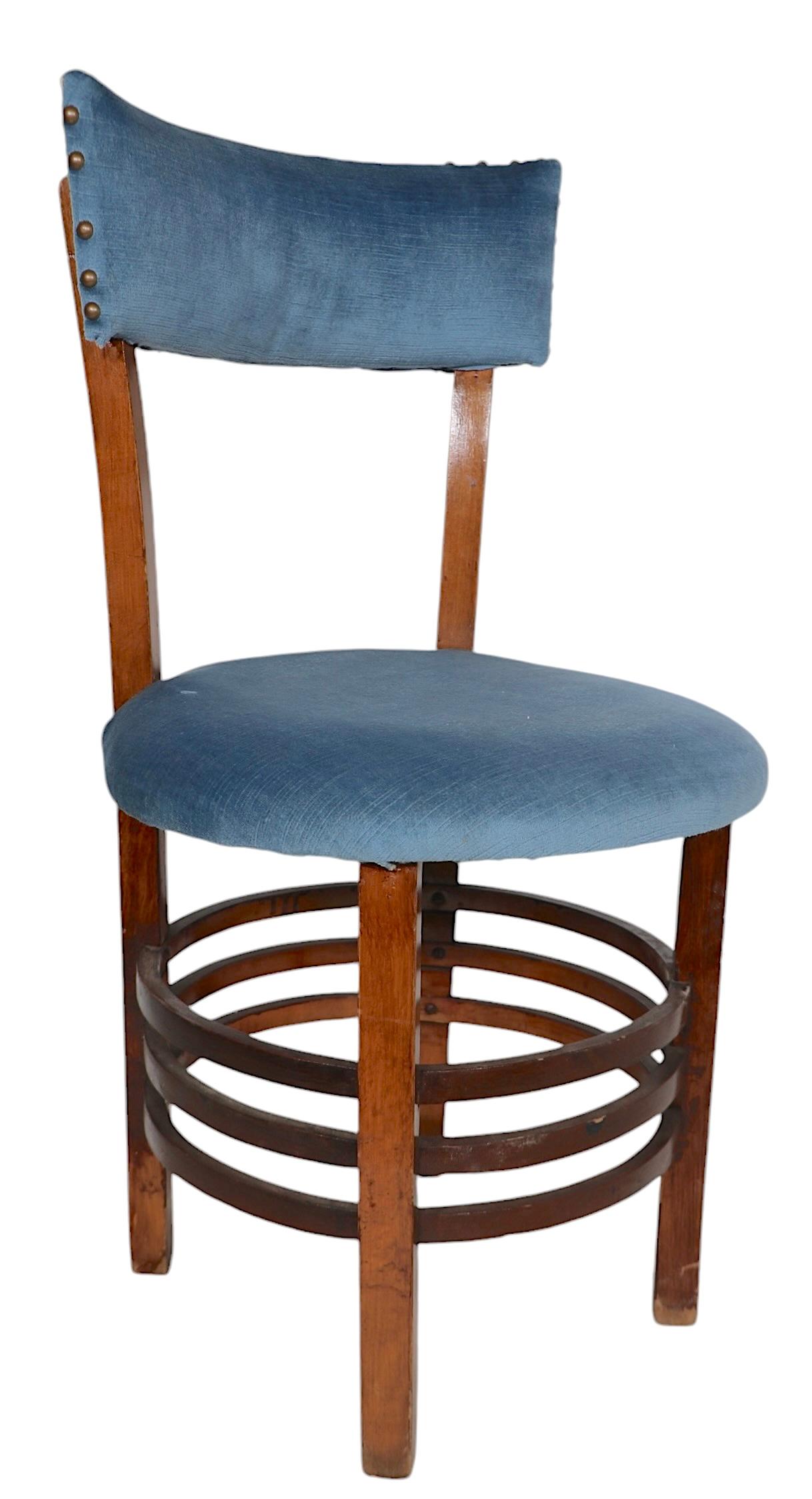 Rara coppia di sedie da pranzo in stile caffè e bistrot, con elastici circolari ripetuti, uno schienale curvo e una seduta circolare imbottita in pad. Eseguito in stile Art Deco  Questi esempi mostrano l'influenza di designer Art Déco come Gilbert